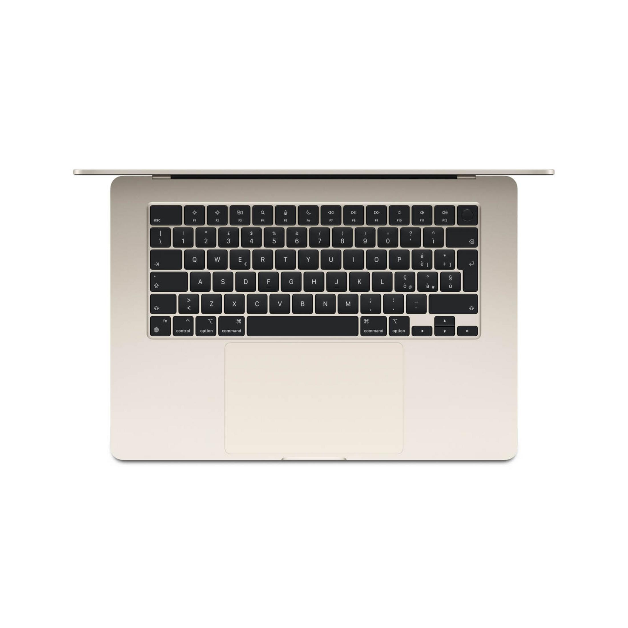 Una tastiera e un trackpad di laptop aperti, oro chiaro, su sfondo bianco.
