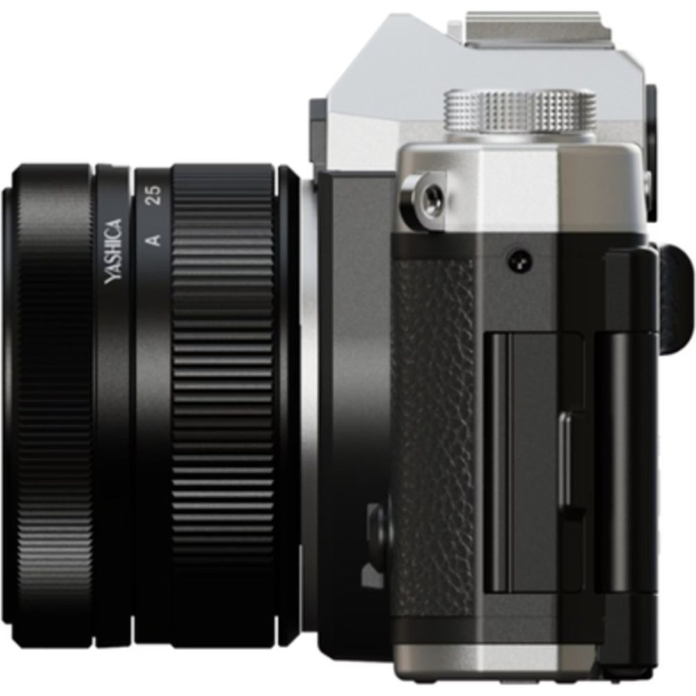 Un appareil photo argenté et noir avec un objectif Yashica.