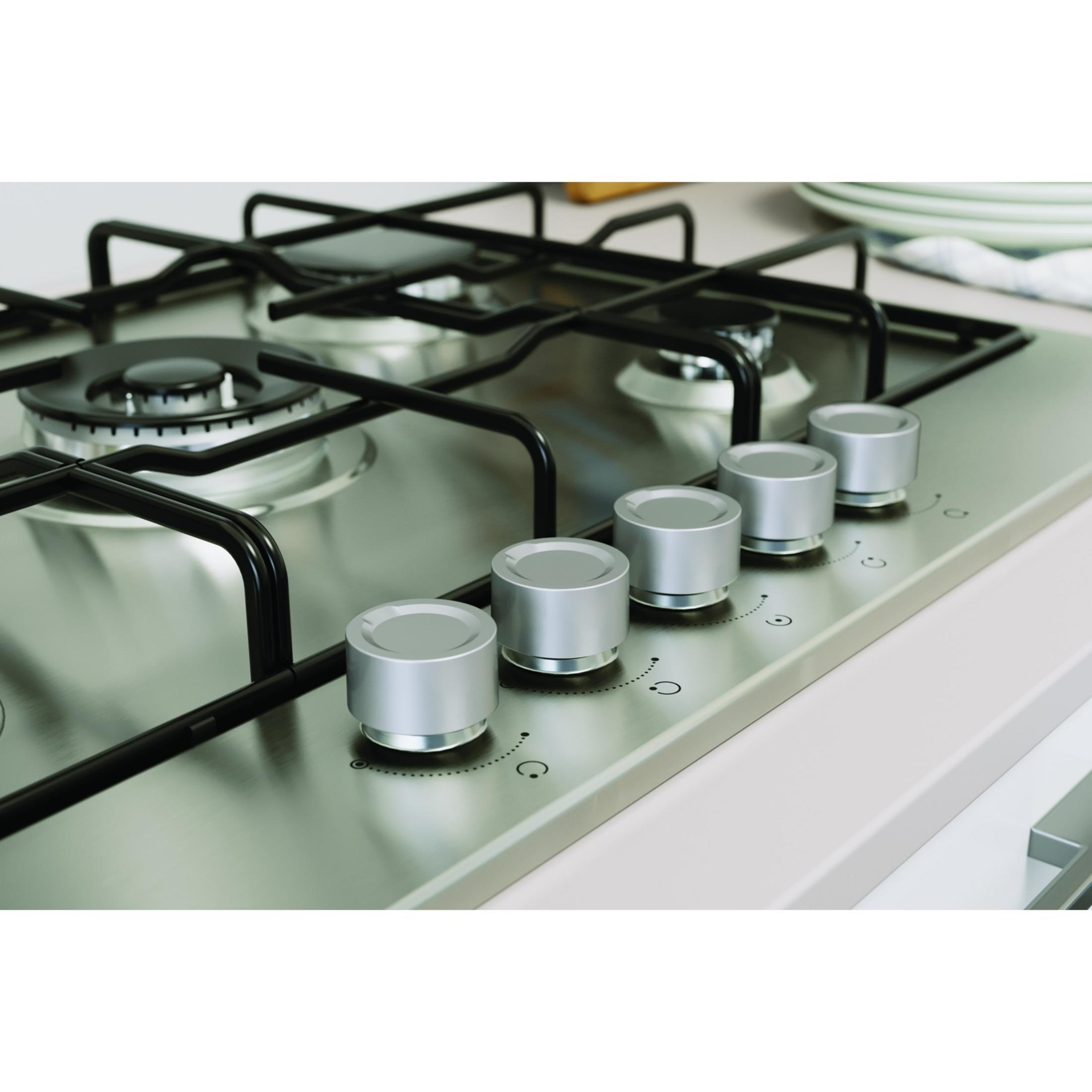 Srebrna płyta gazowa z czarnymi rusztami i pięcioma pokrętłami.