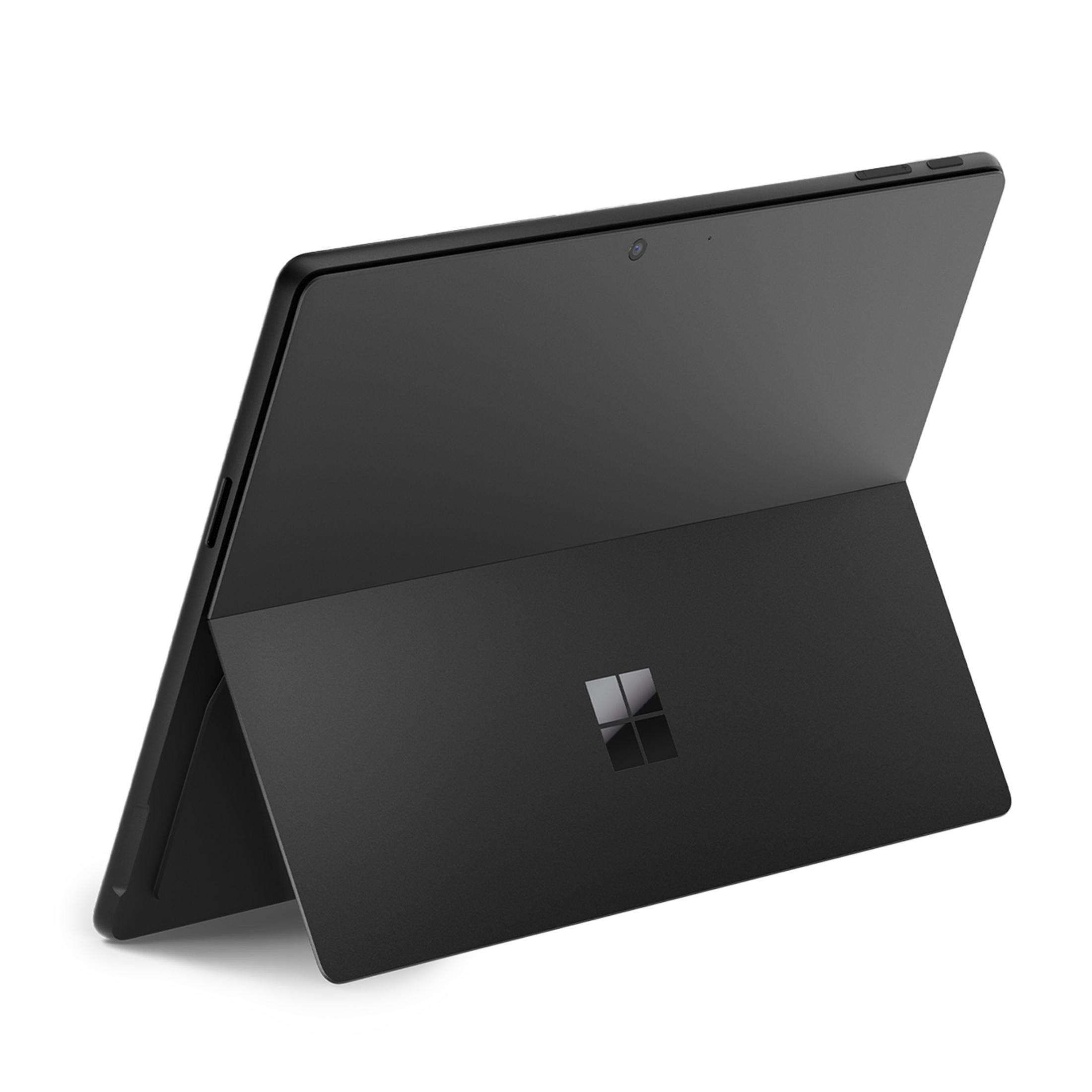 Schwarzes Tablet mit aufgestellter Rückseite und Microsoft-Logo.