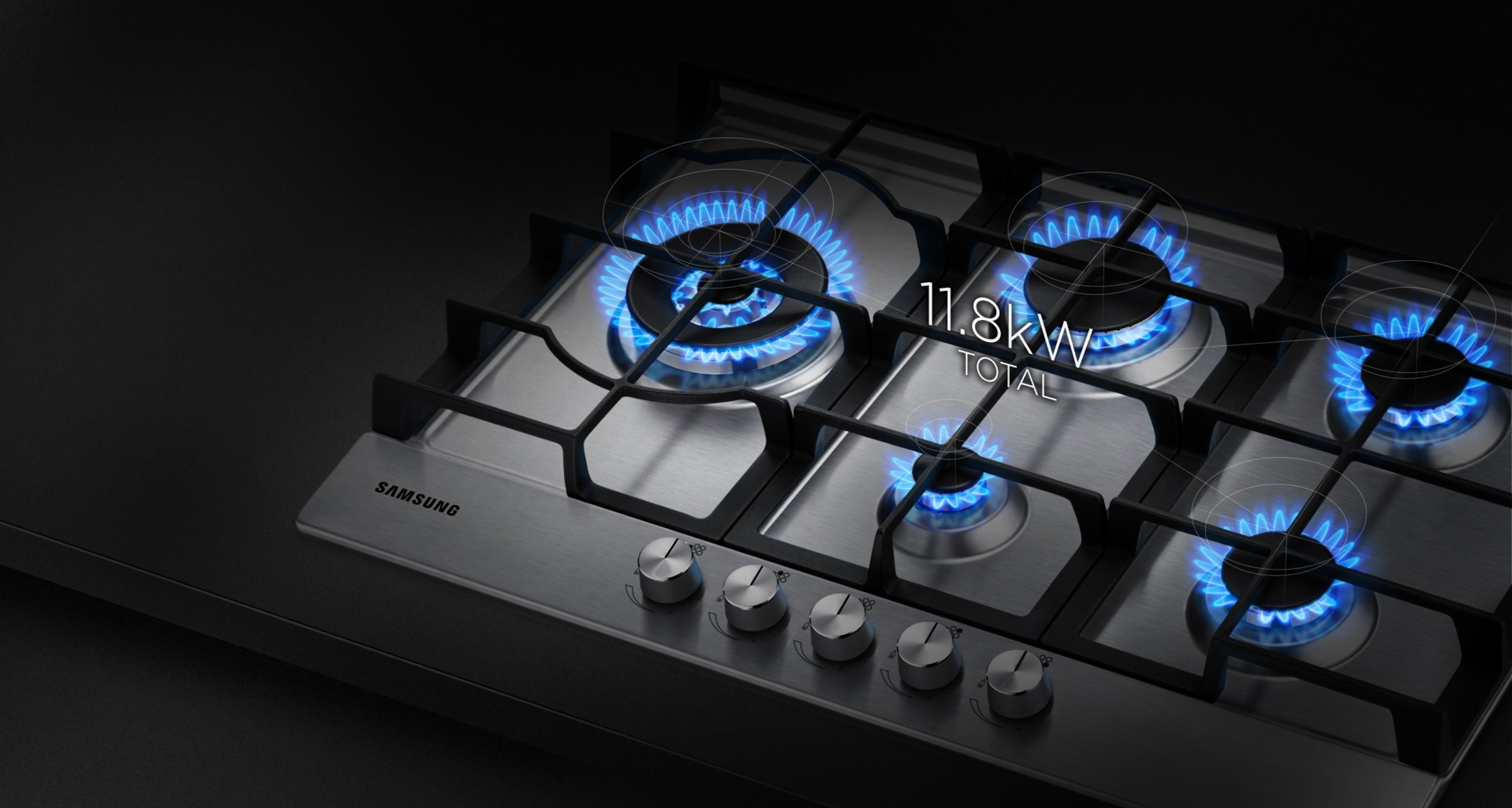 Srebrna płyta gazowa z czterema palnikami płonącymi niebieskimi płomieniami.