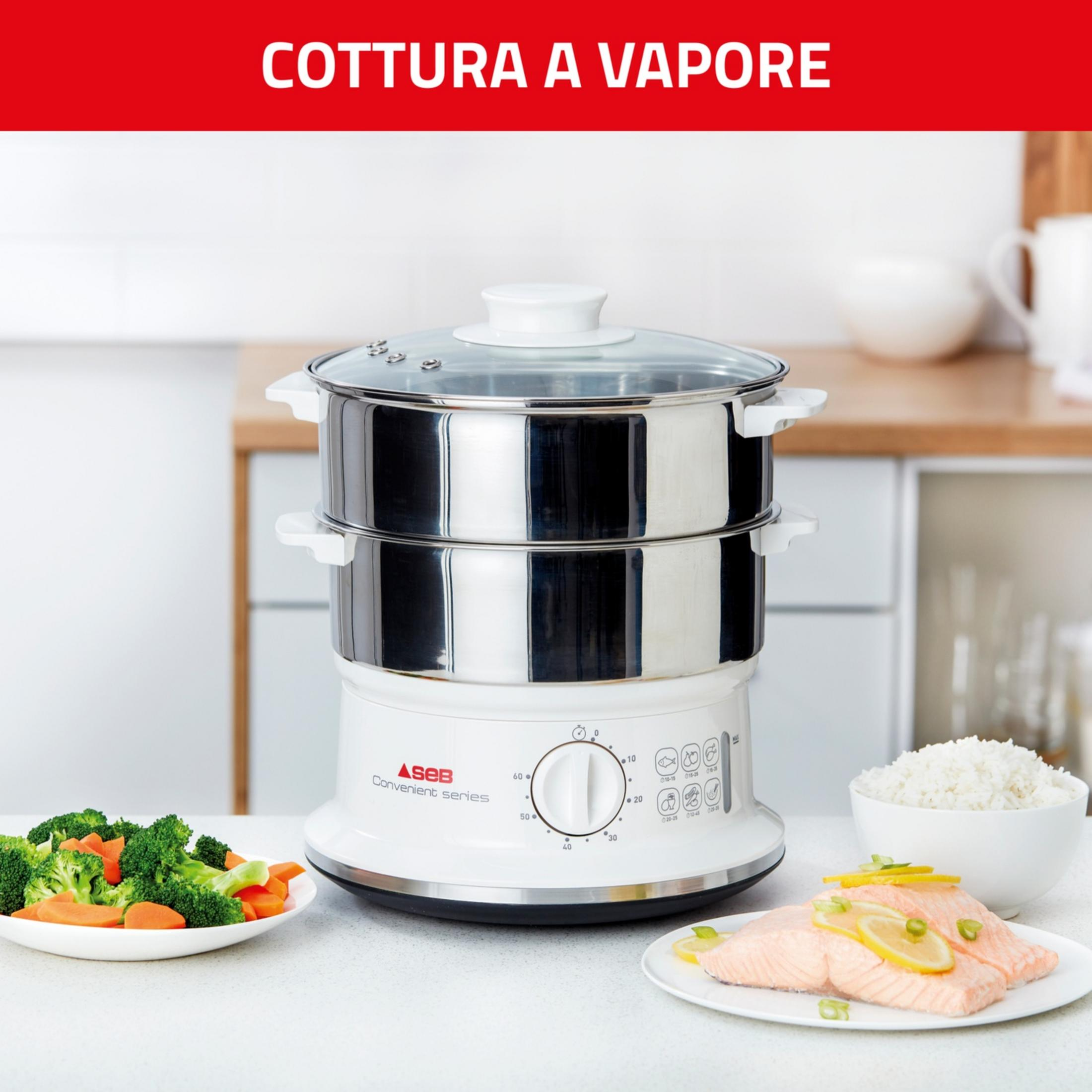 Vaporera de dos niveles con salmón, arroz y verduras en una mesa.