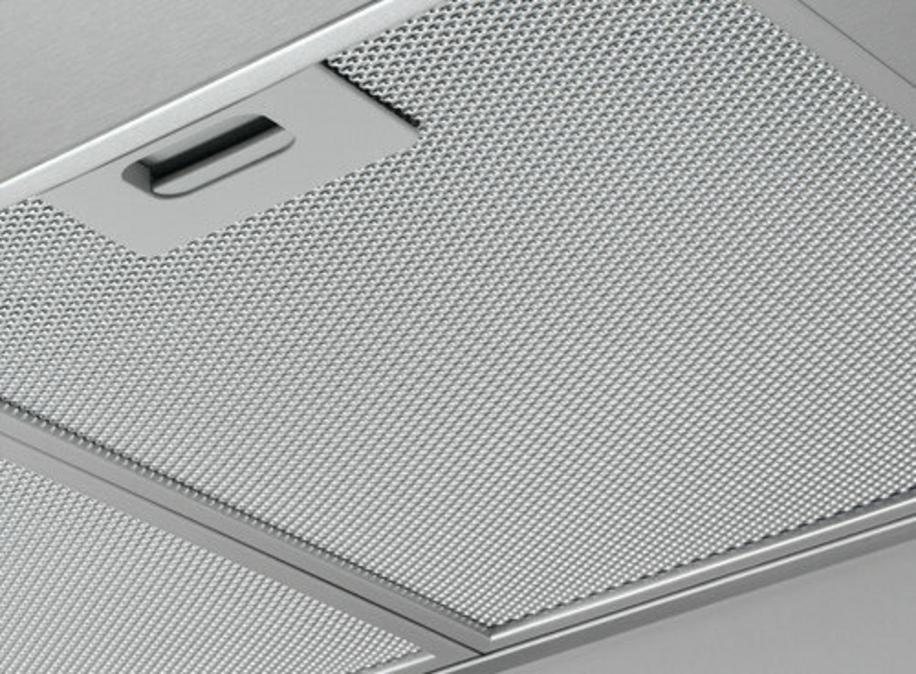 Metalowy filtr okapu z drobną perforacją i uchwytem.