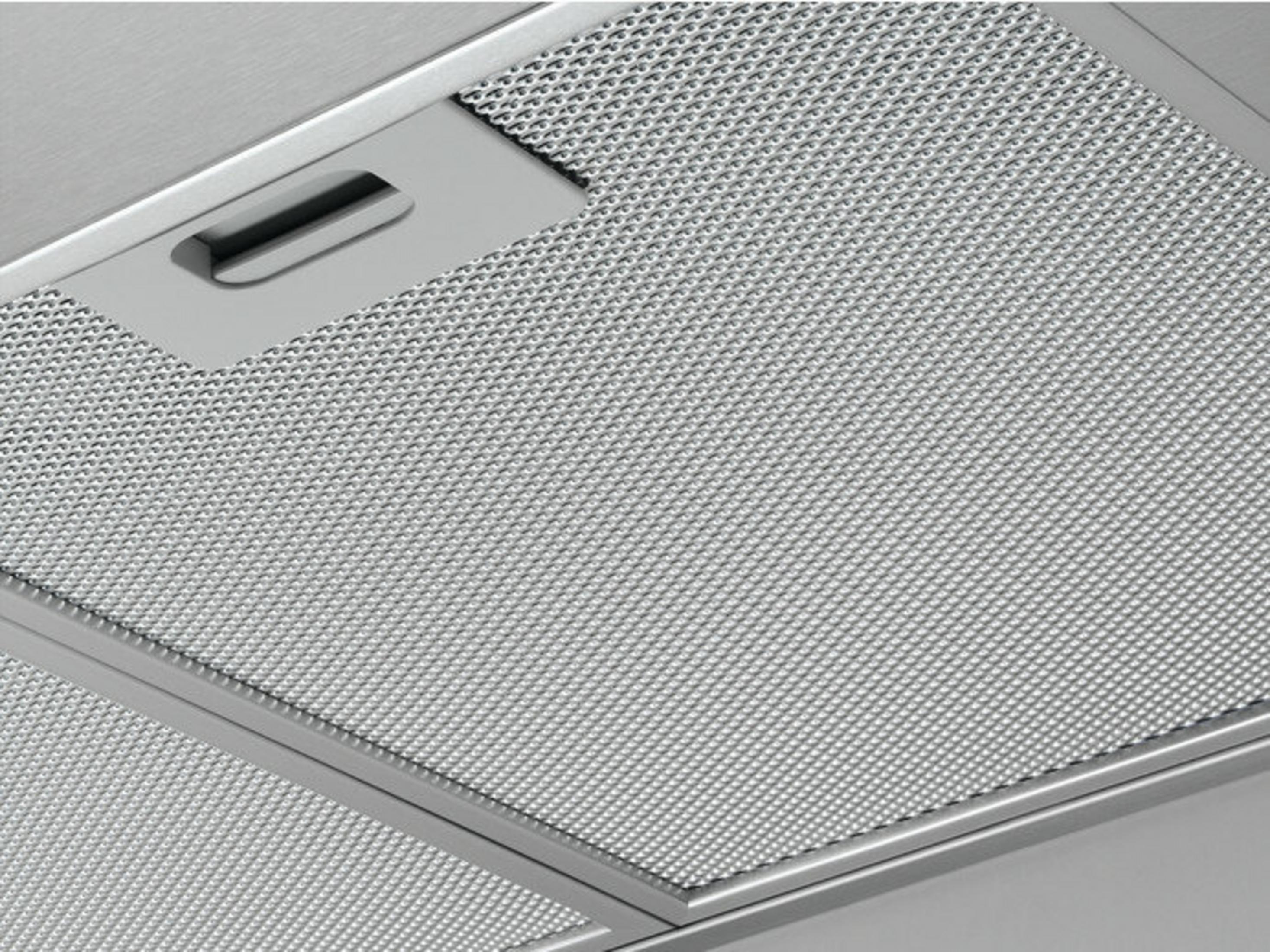 Zbliżenie srebrnego filtra okapu z uchwytem.