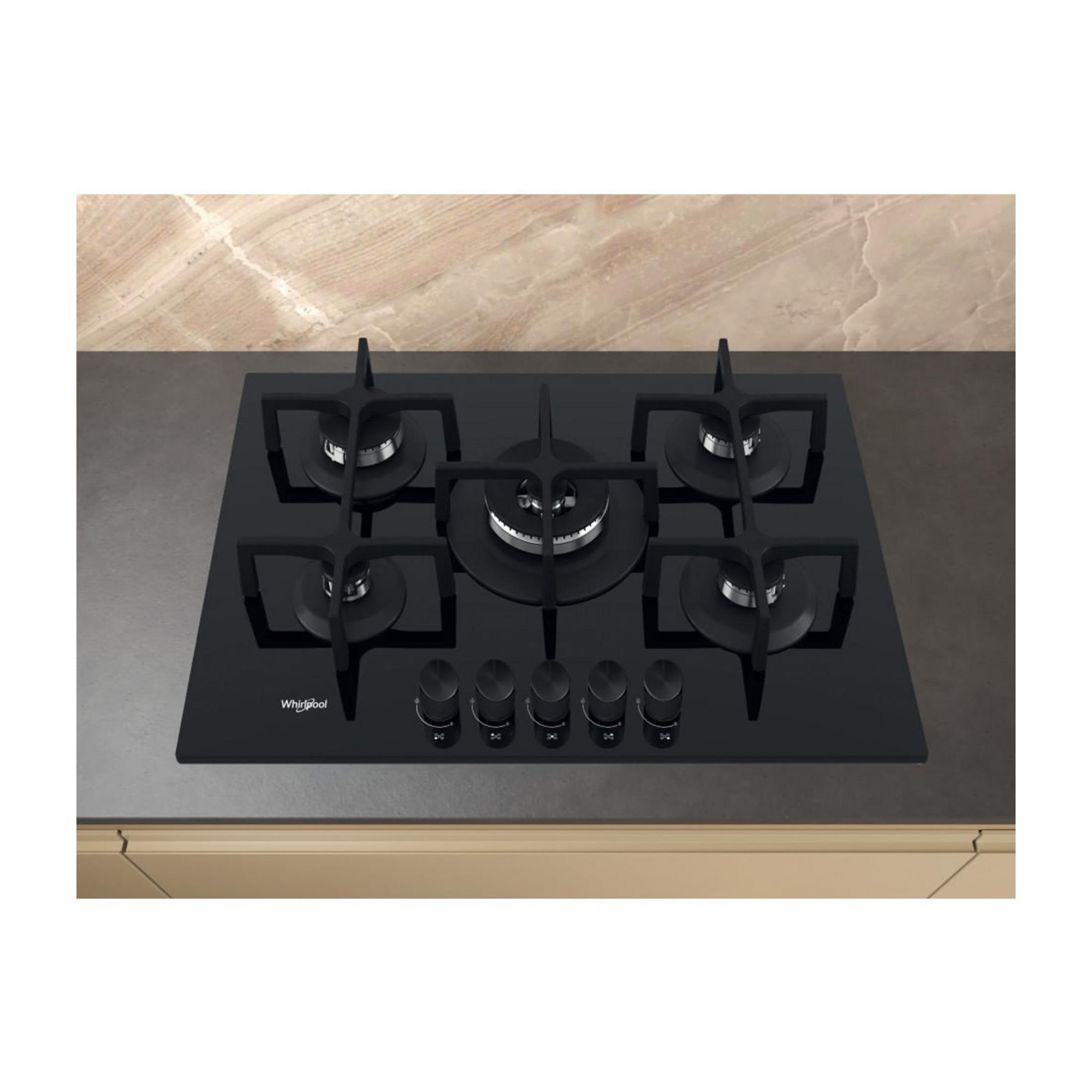 Czarna płyta gazowa z pięcioma palnikami i pokrętłami na blacie marmurowym.