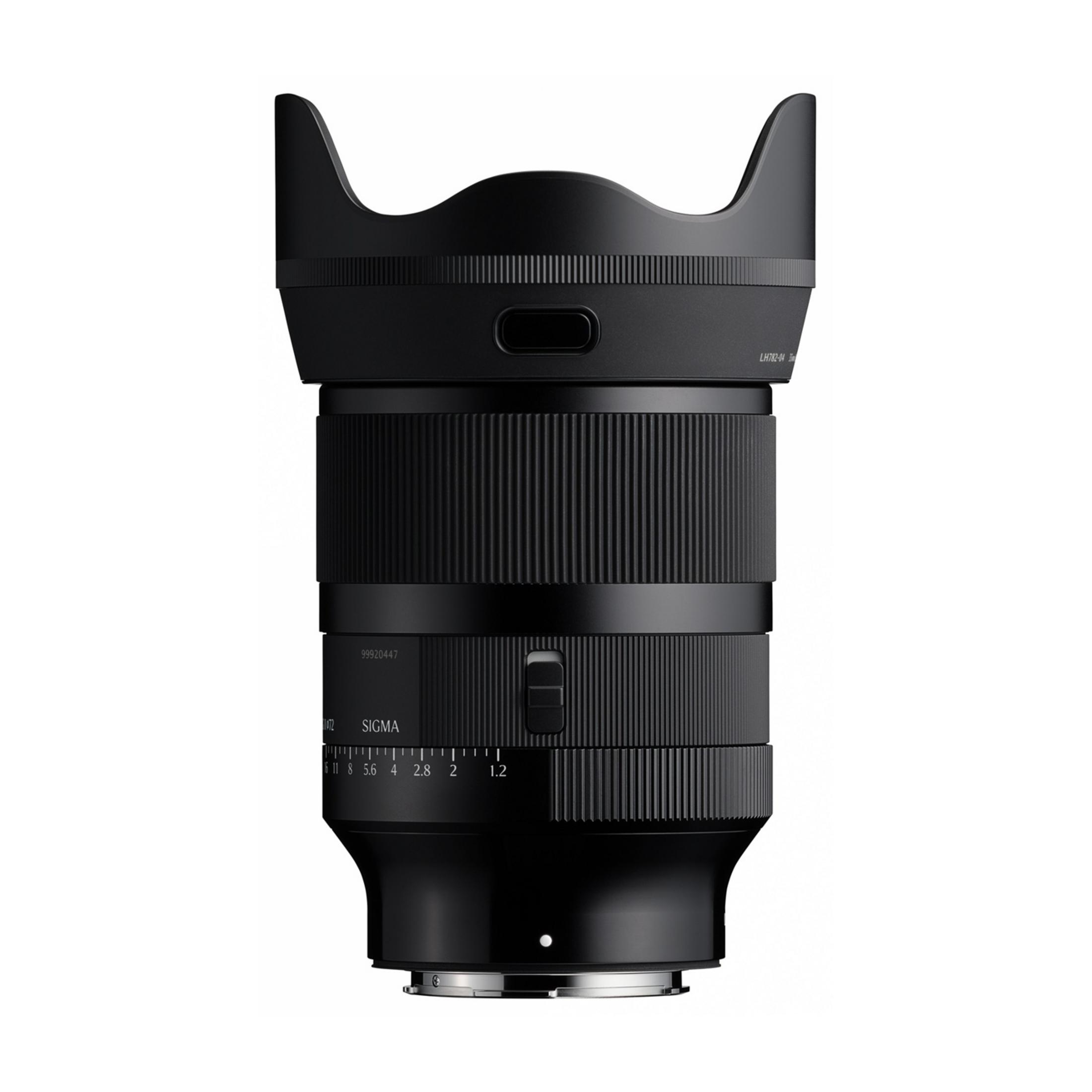 Un obiettivo nero per fotocamera con ghiera dei diaframmi.