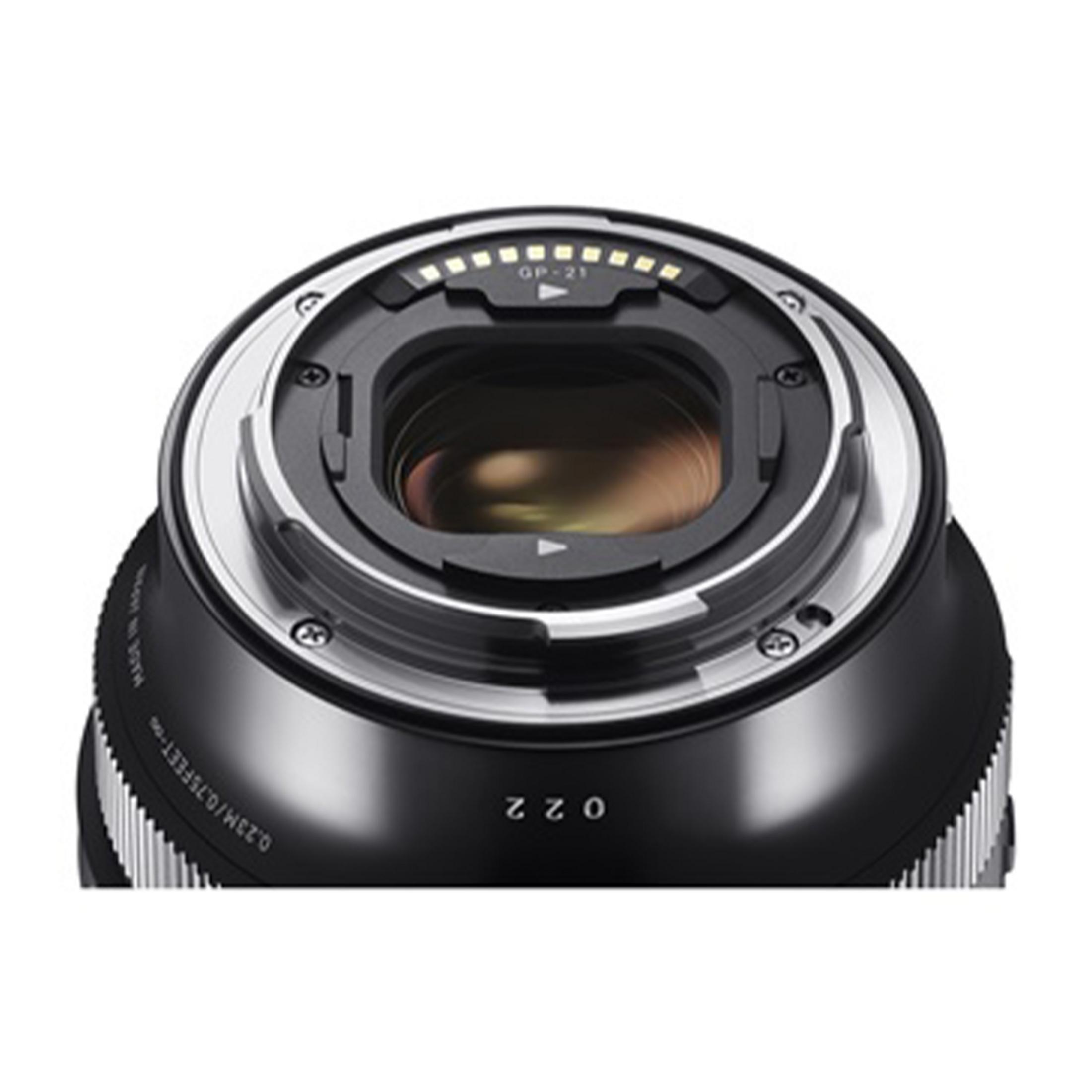 Primo piano dell'innesto dell'obiettivo della fotocamera con marchi e contatti.