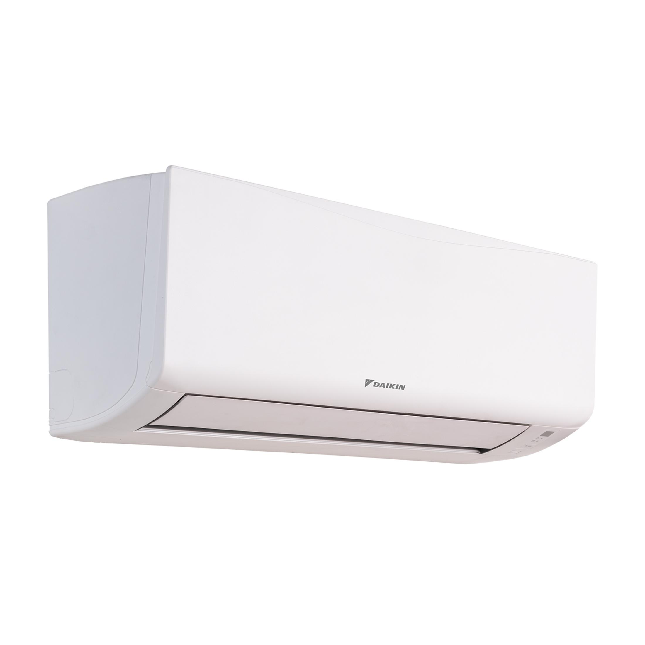 Un condizionatore Daikin bianco, isolato su sfondo bianco.