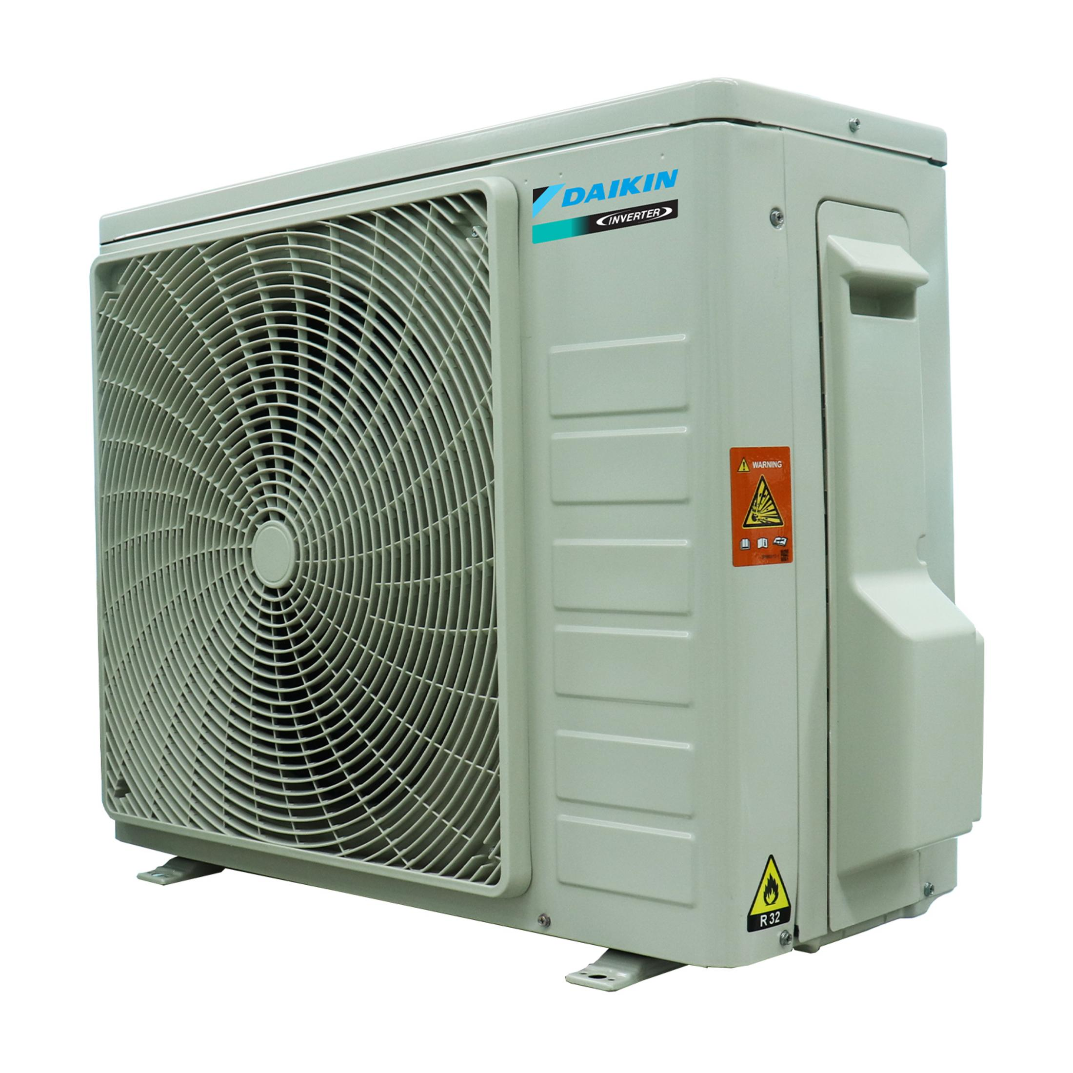 Unità esterna condizionatore Daikin di colore chiaro con grande griglia ventola.