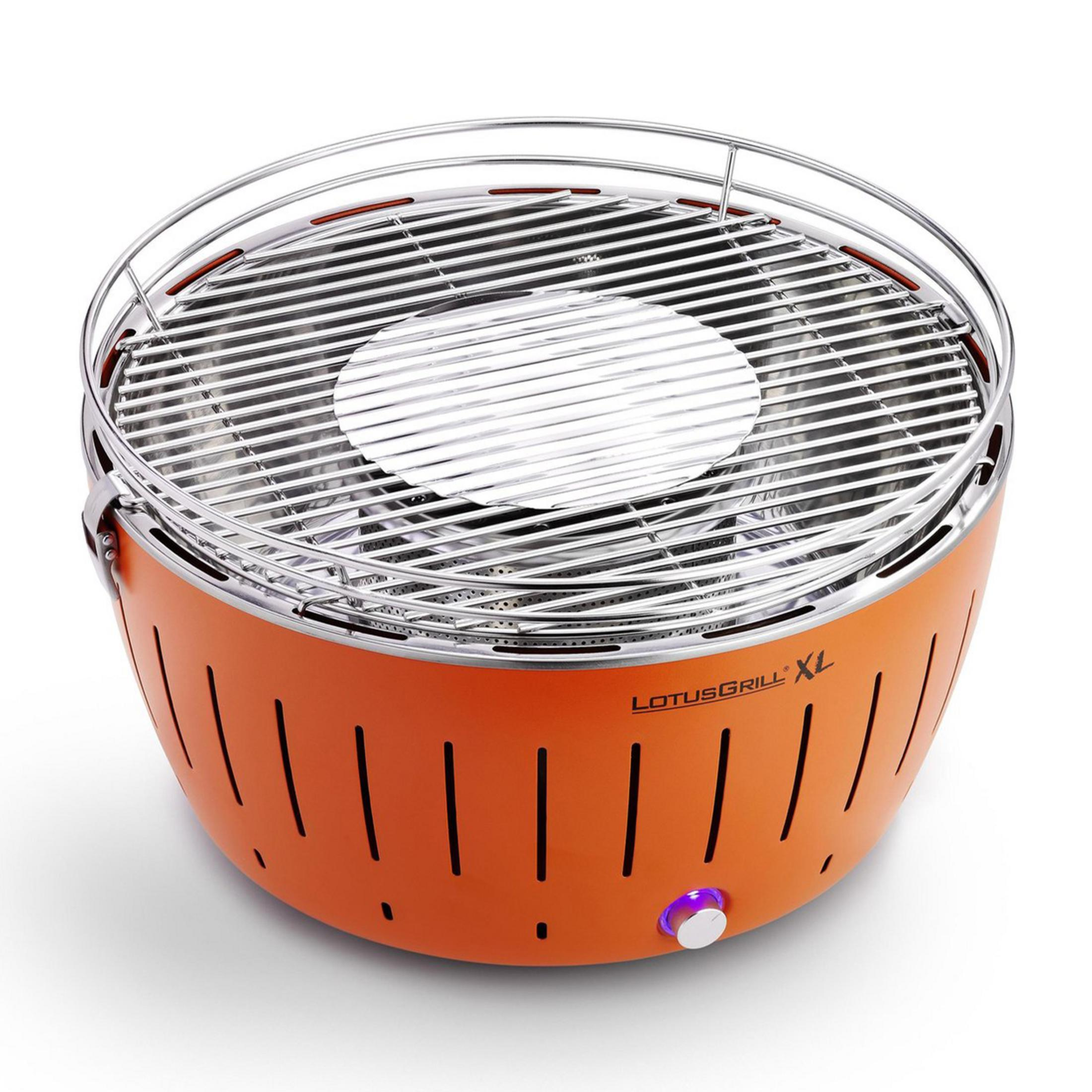Pomarańczowy LotusGrill XL z metalowym rusztem i pokrętłem wentylatora.