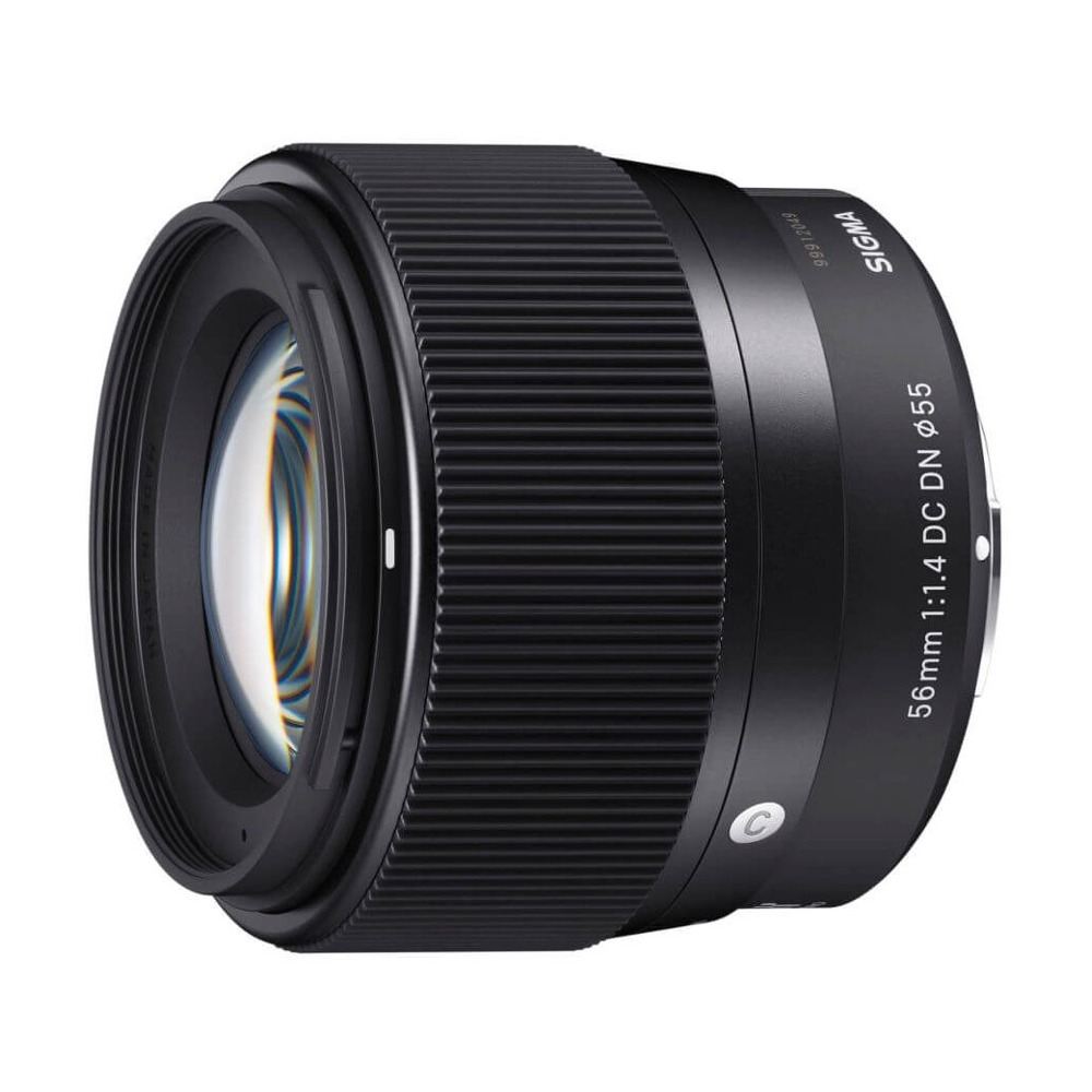 Czarny obiektyw Sigma 56mm f/1.4 DC DN z radełkowanym pierścieniem ostrości.