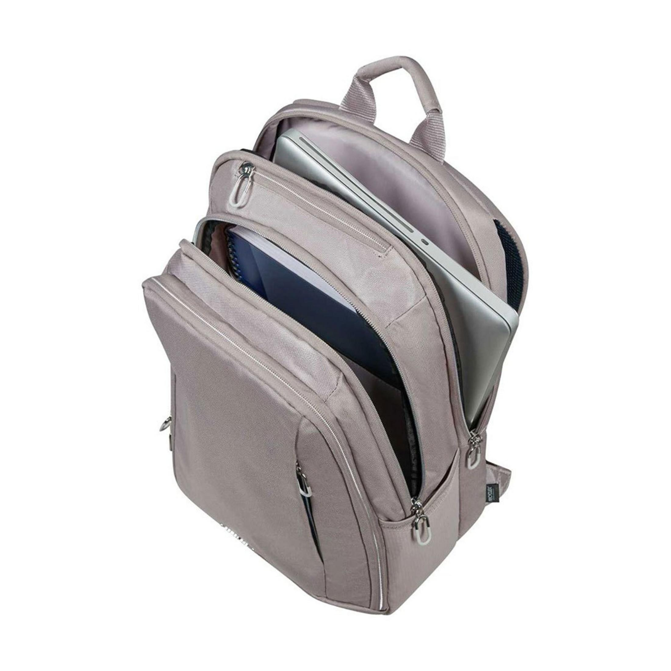Ein grauer Rucksack mit offenem Fach, Laptops und Notizbuch sichtbar.