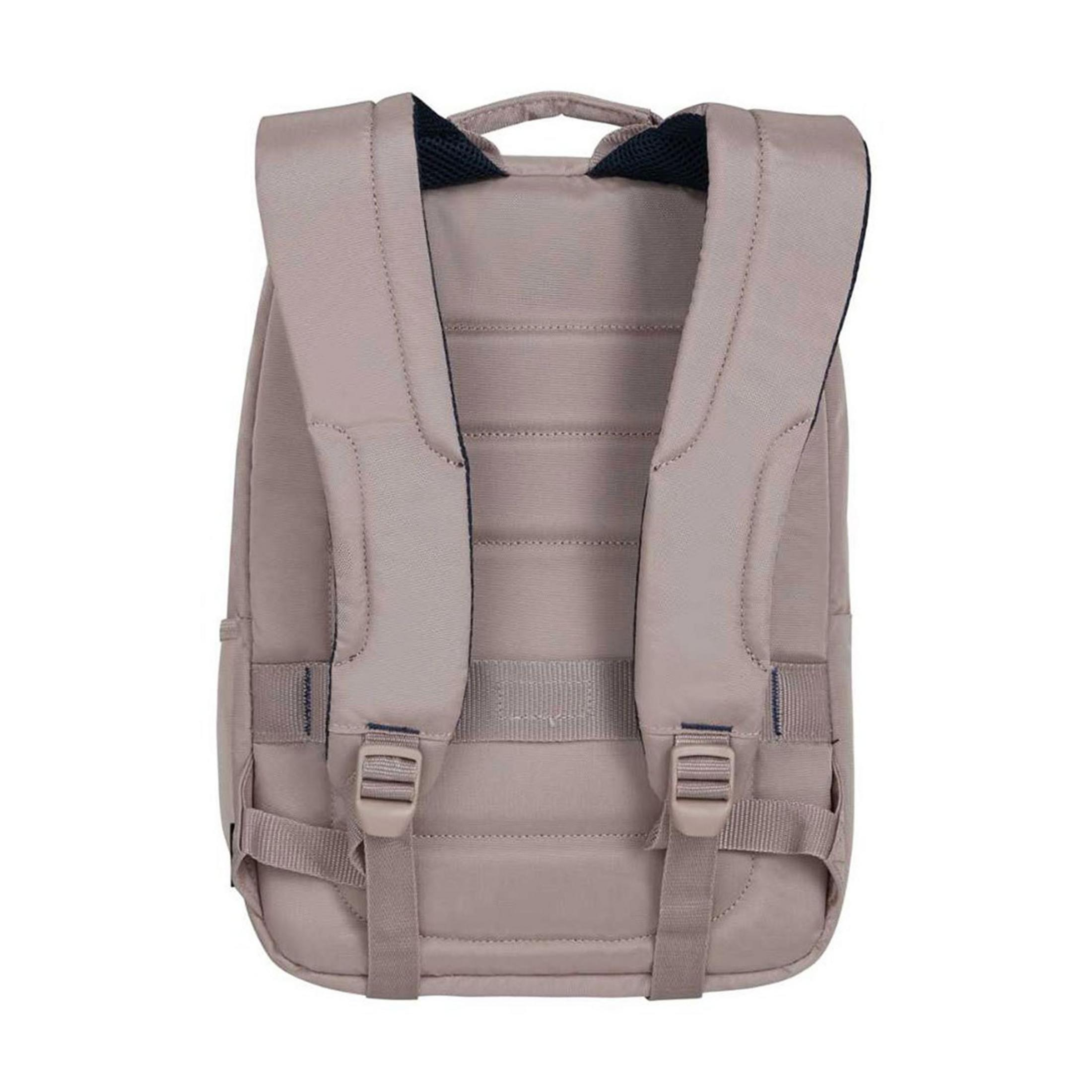 Rückseite eines hellbraunen Rucksacks mit gepolsterten Trägern und einem Henkel oben.