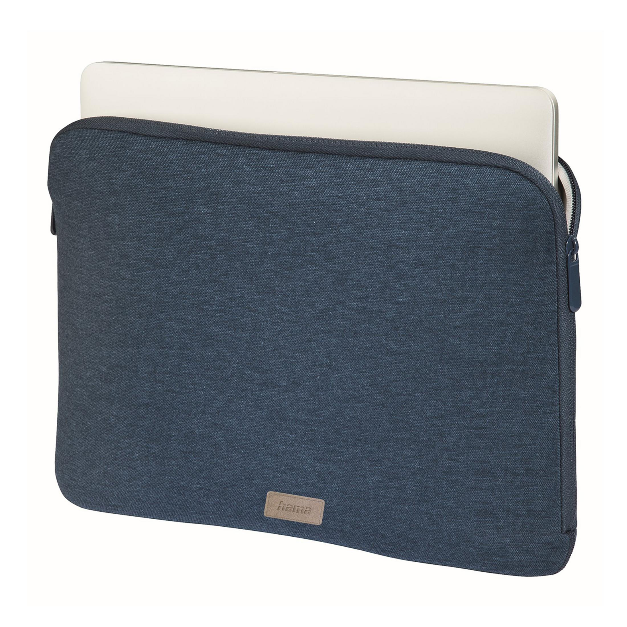 Dunkelblaue Laptoptasche mit hellem Laptop, der teilweise hineingeschoben ist.