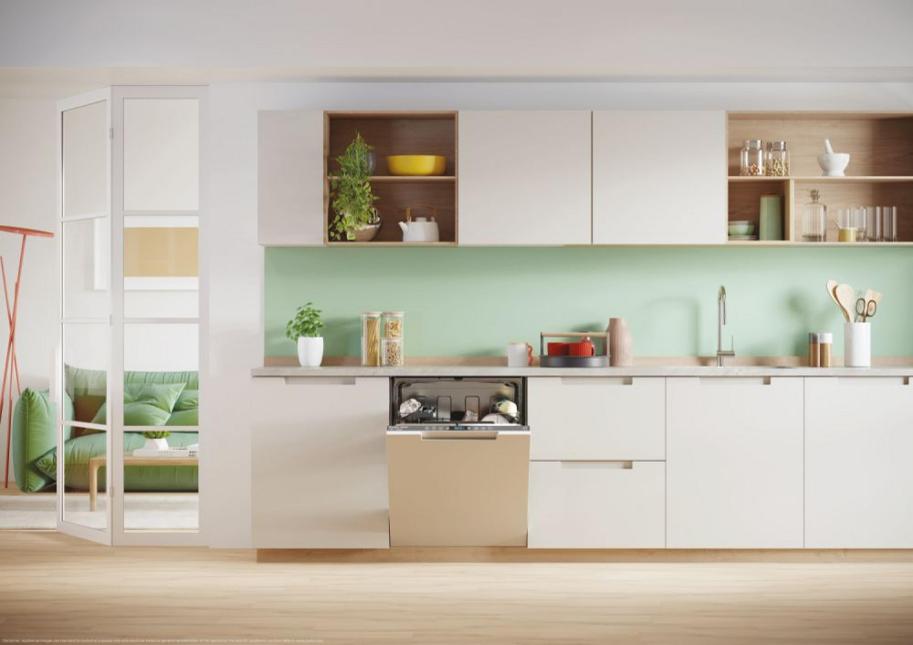 Cucina moderna con mobili bianchi, paraschizzi verde e lavastoviglie aperta.