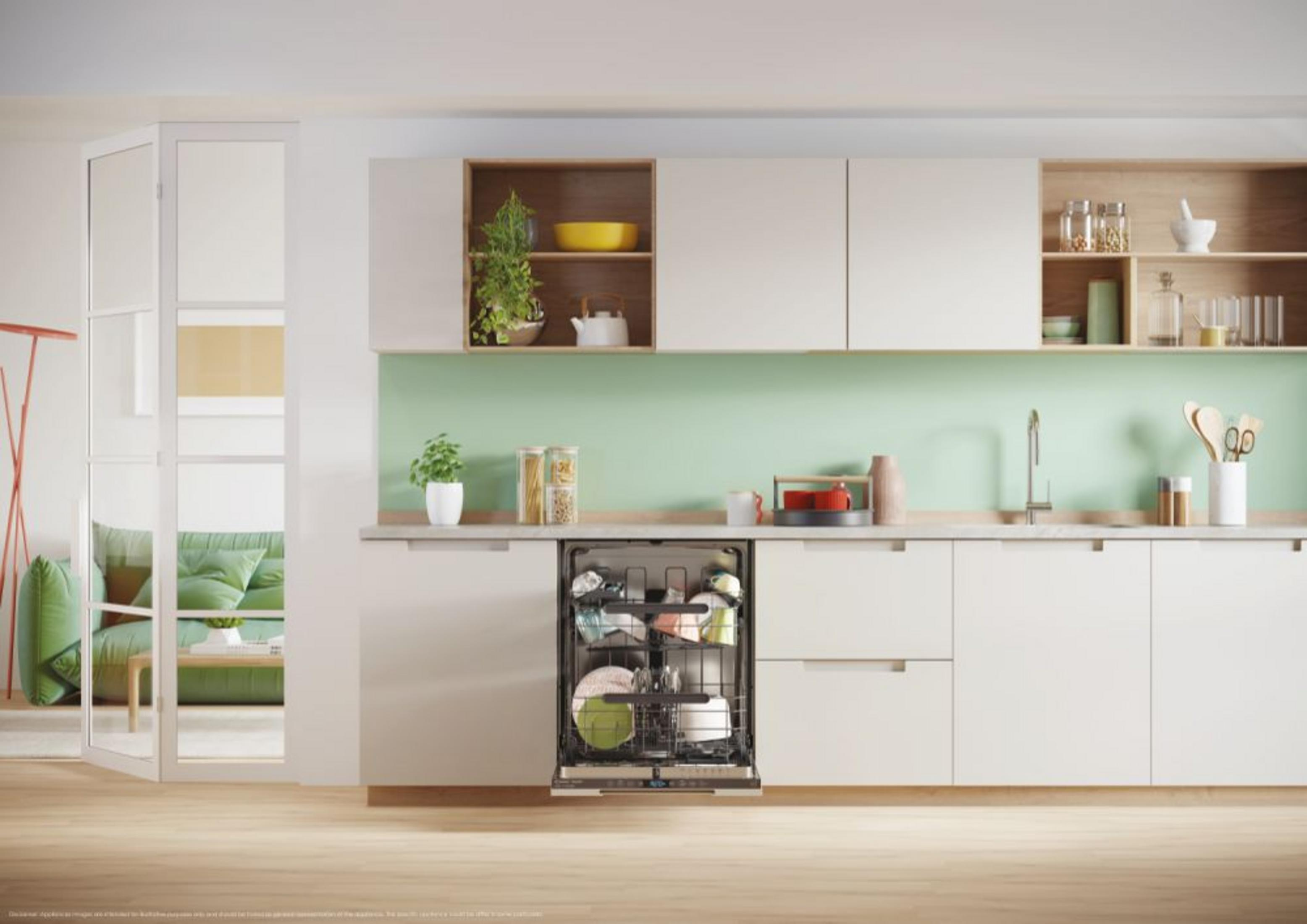 Cucina moderna con lavastoviglie aperta, paraschizzi verde chiaro e soggiorno visibile.
