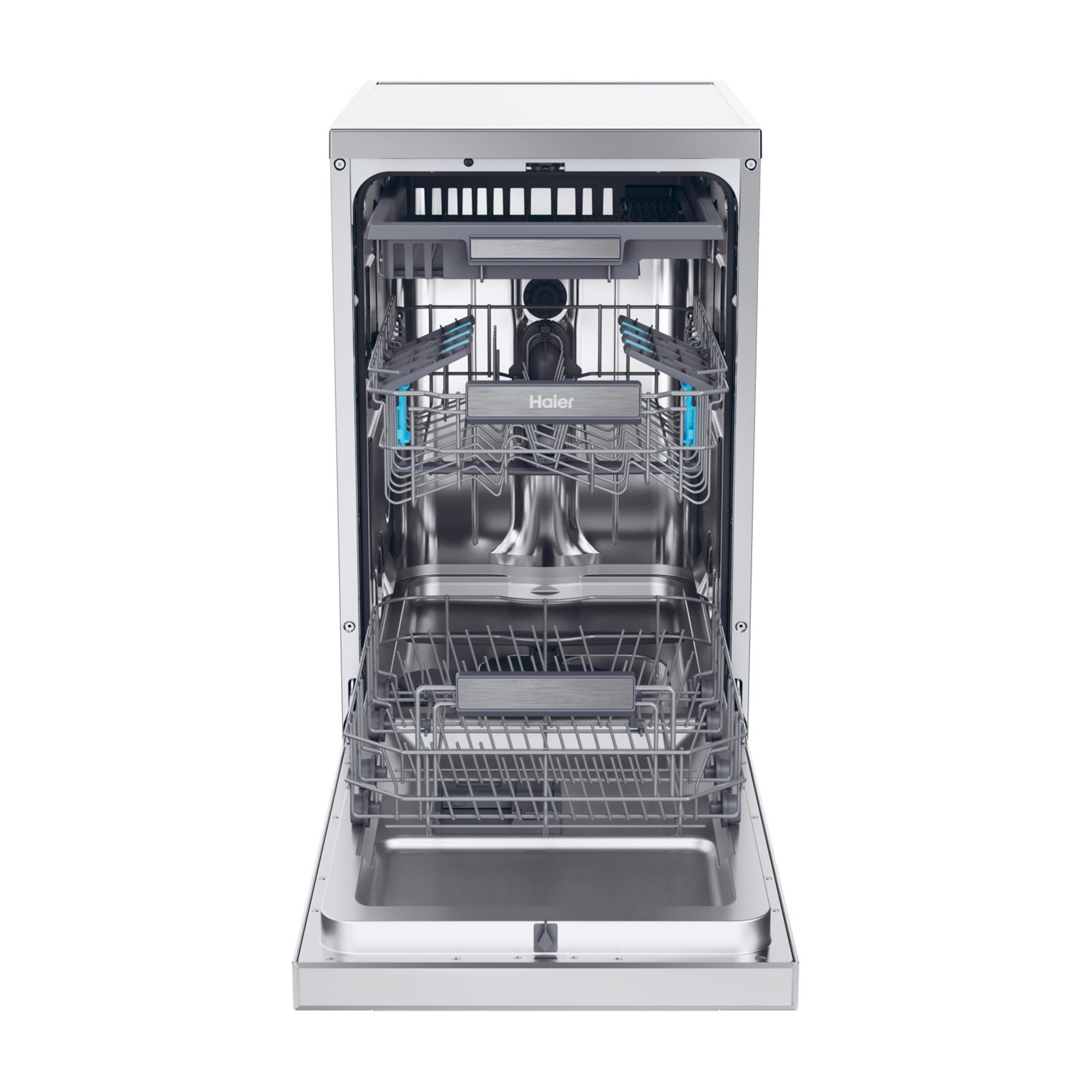 Otwarta zmywarka Haier z dwoma koszami i srebrnym wnętrzem.