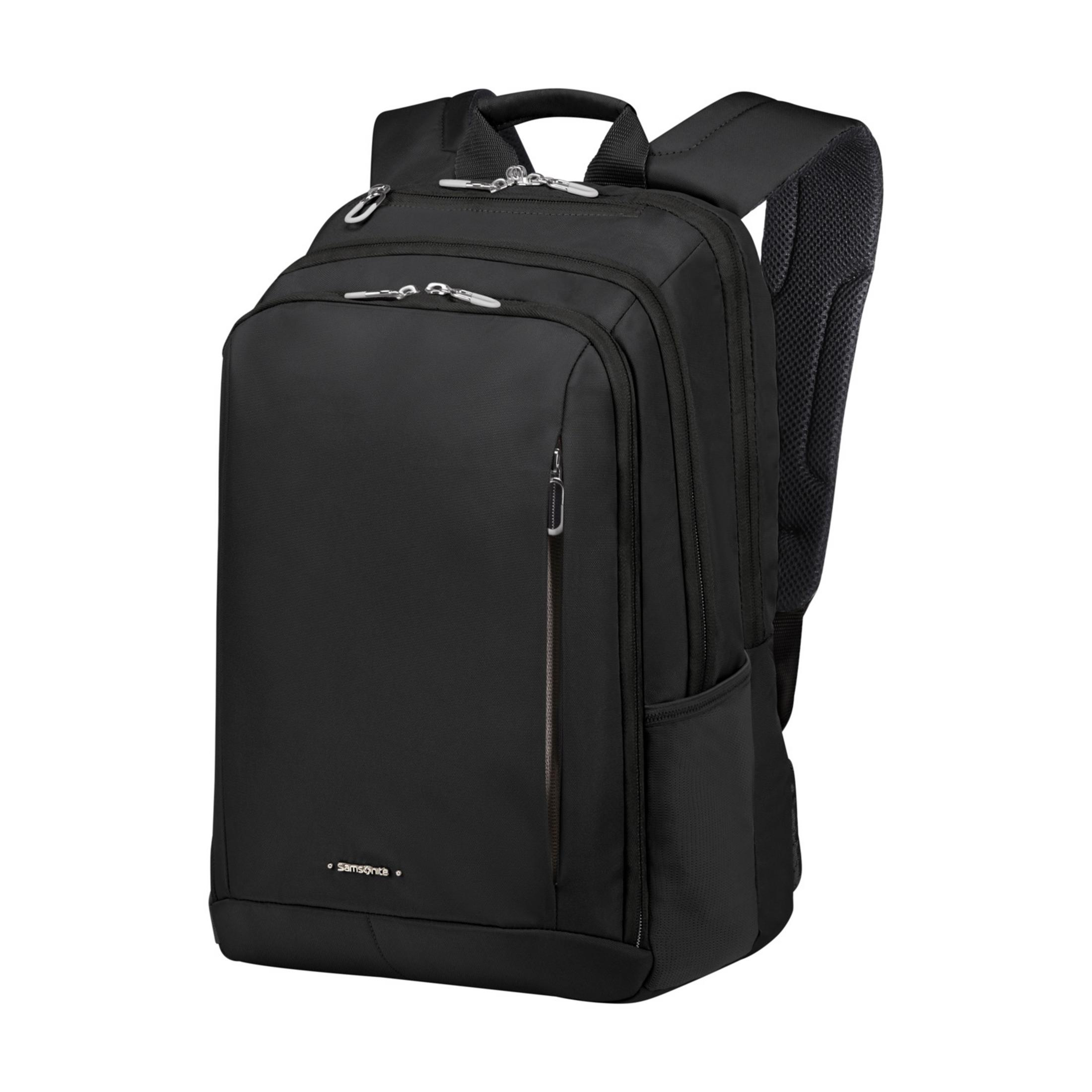 Ein schwarzer Rucksack mit gepolsterten Schultergurten und mehreren Reißverschlussfächern.