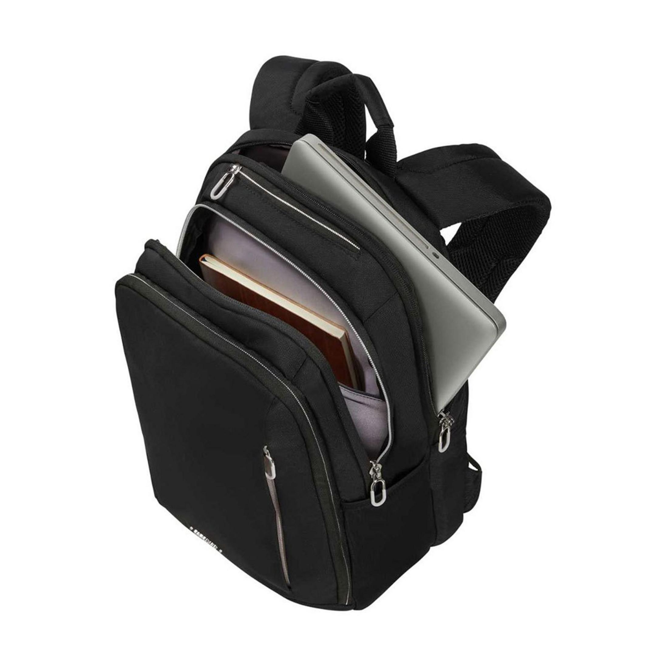 Schwarzer Rucksack mit geöffnetem Fach, Laptop und Buch darin.