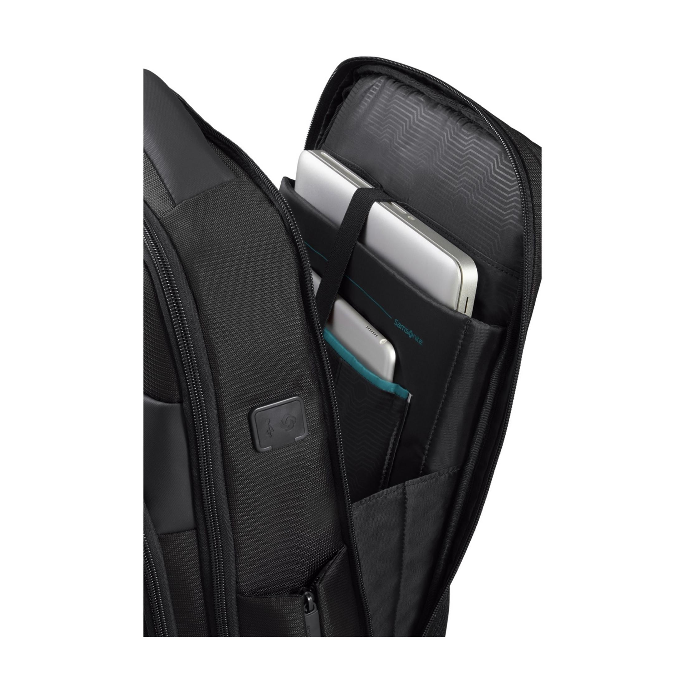 Ein offener schwarzer Rucksack mit einem Laptop und einem Smartphone im Inneren.