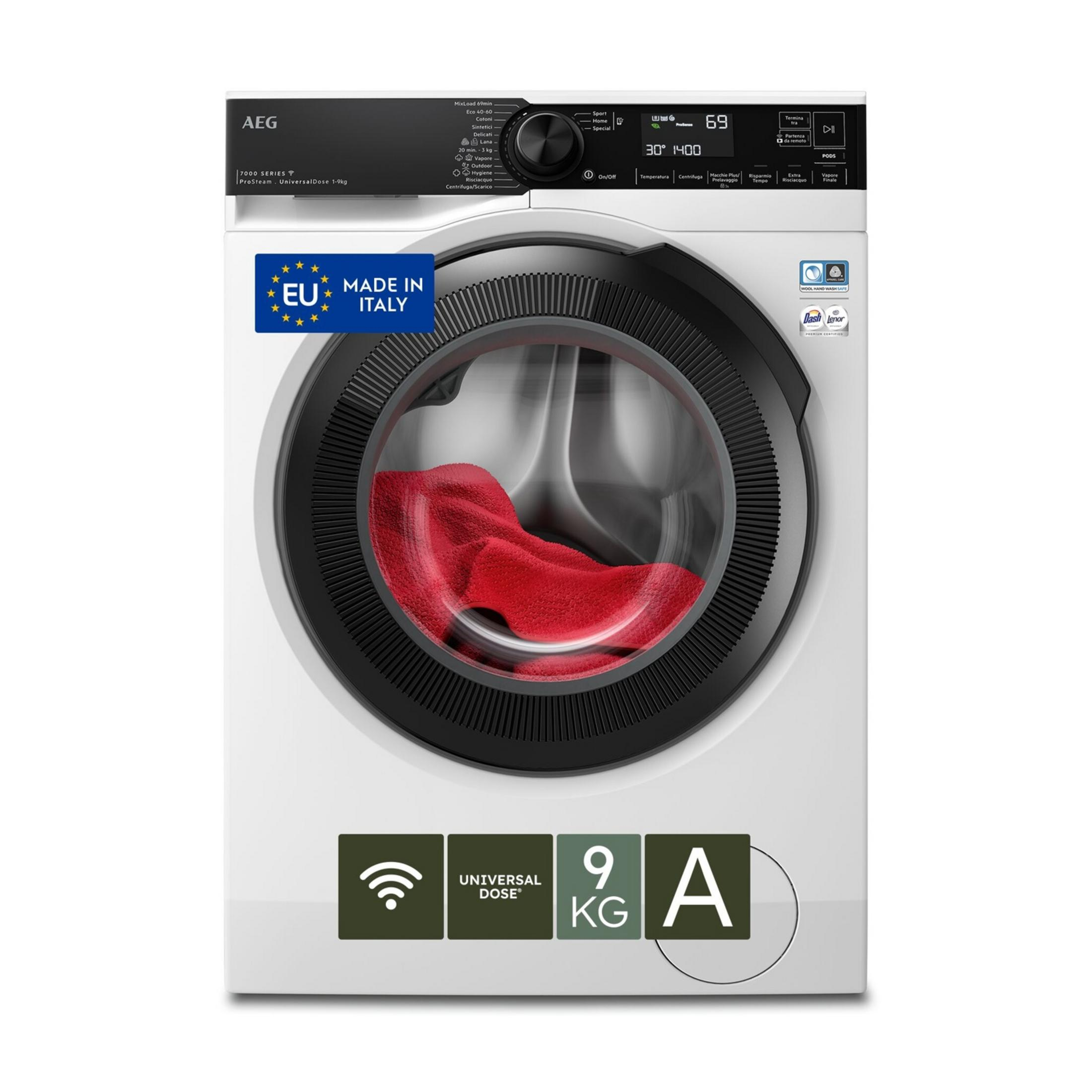 Lavatrice bianca AEG con tessuto rosso nel cestello e pannello di controllo digitale.