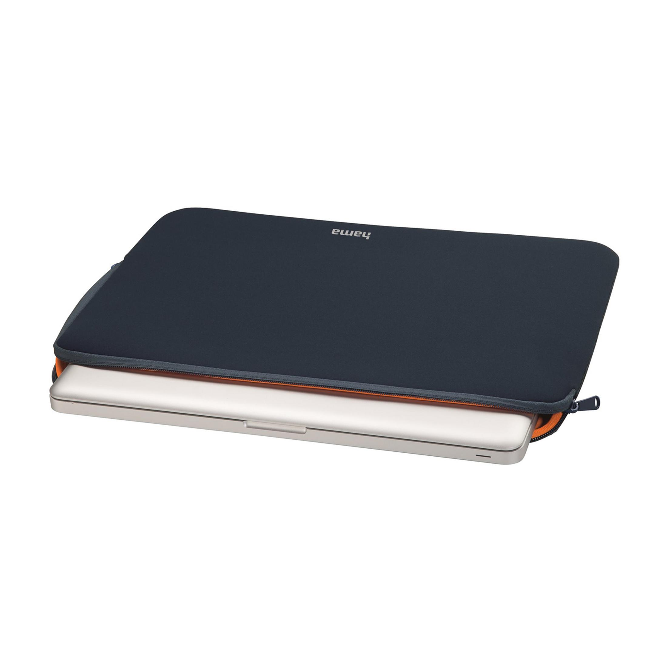 Ein silbernes Laptop in einer dunkelblauen Hülle mit orangefarbenem Reißverschluss.
