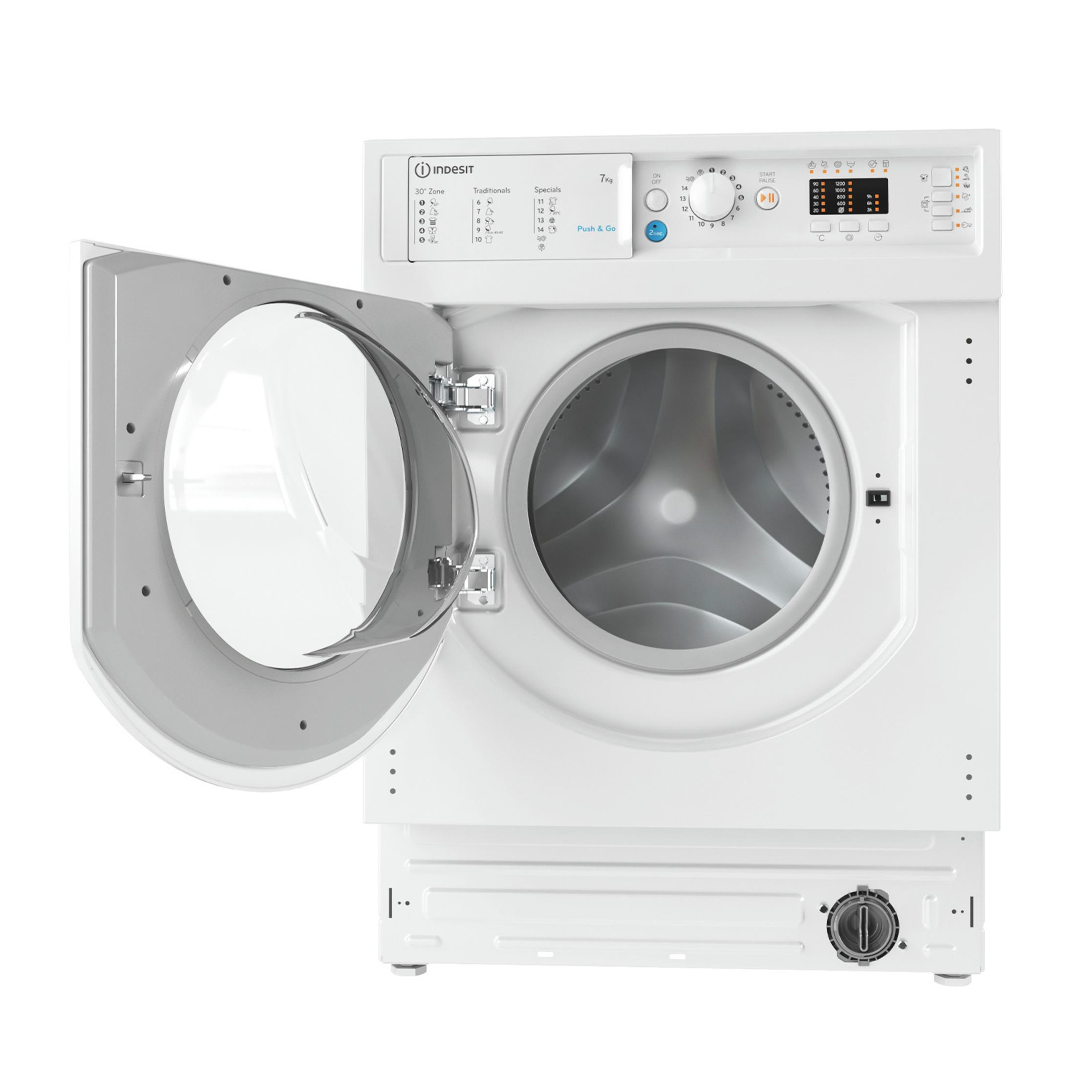 Biała pralka z otwartymi drzwiami, ukazująca bęben. Panel sterowania pokazuje programy.