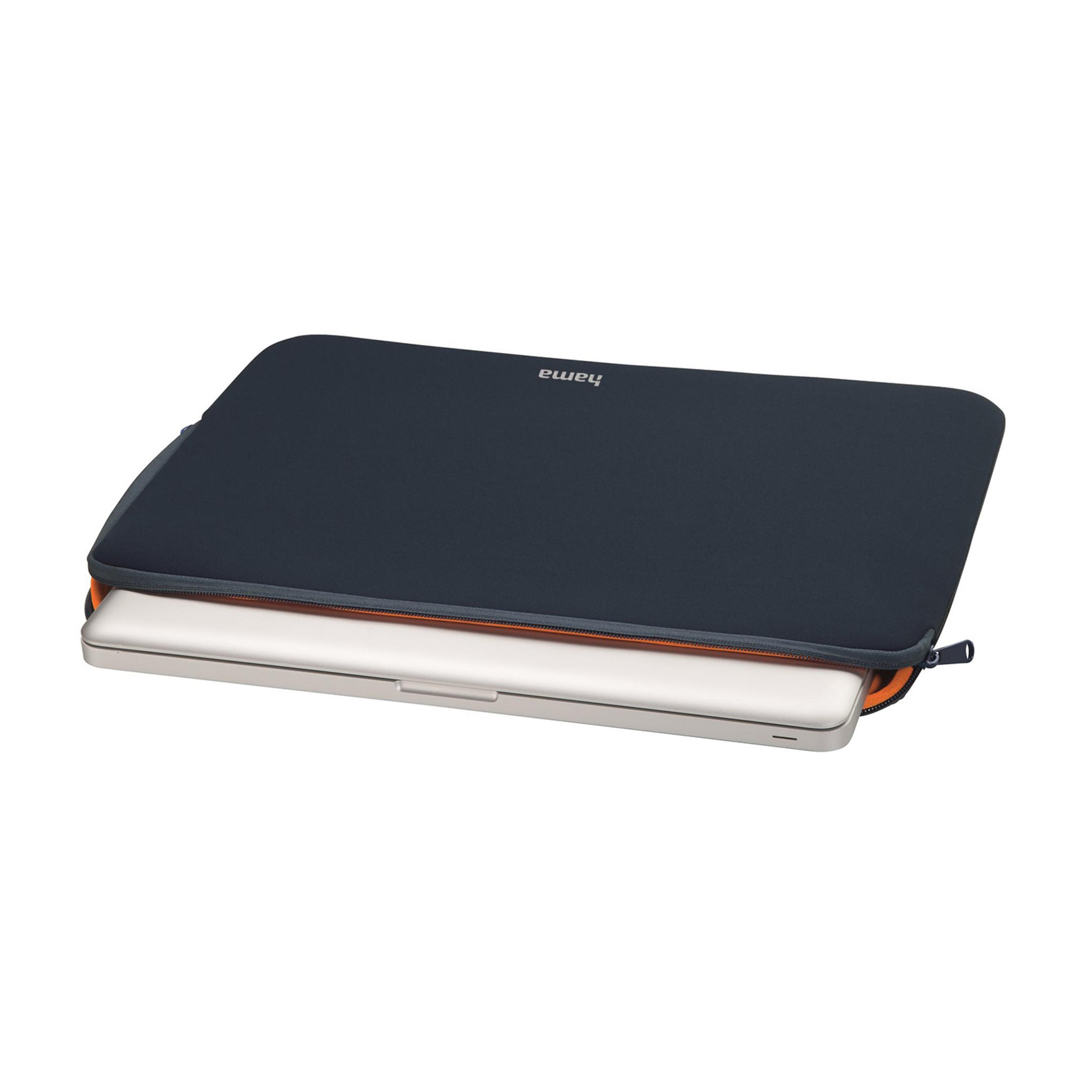Ein silberner Laptop wird teilweise in eine dunkelblaue Laptoptasche geschoben.
