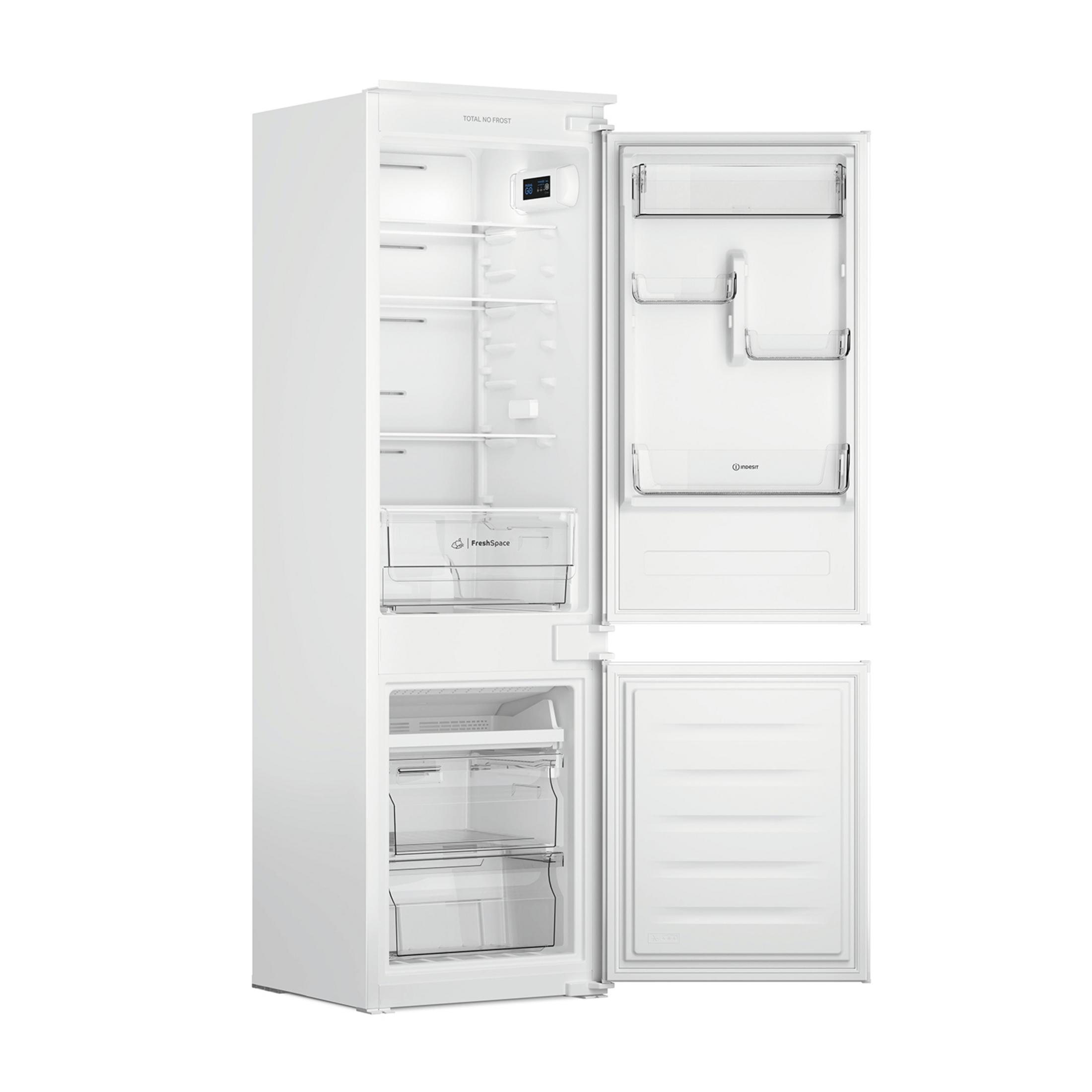 Biała lodówka z otwartymi drzwiami, pokazująca półki, szuflady i cyfrowy wyświetlacz.