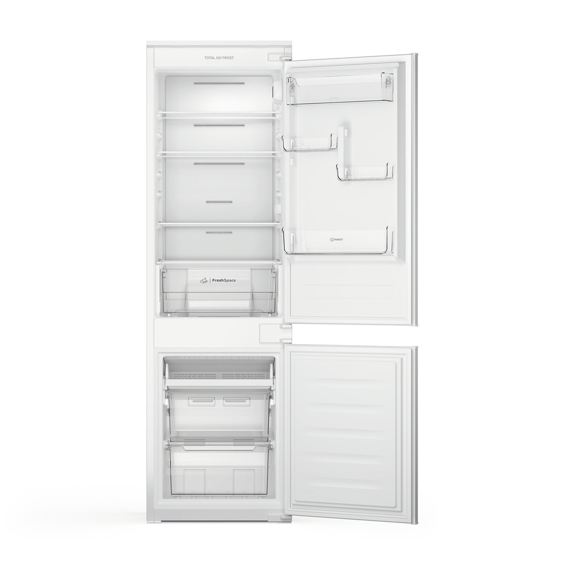 Biała lodówka z otwartymi drzwiami, pokazująca półki i szuflady.