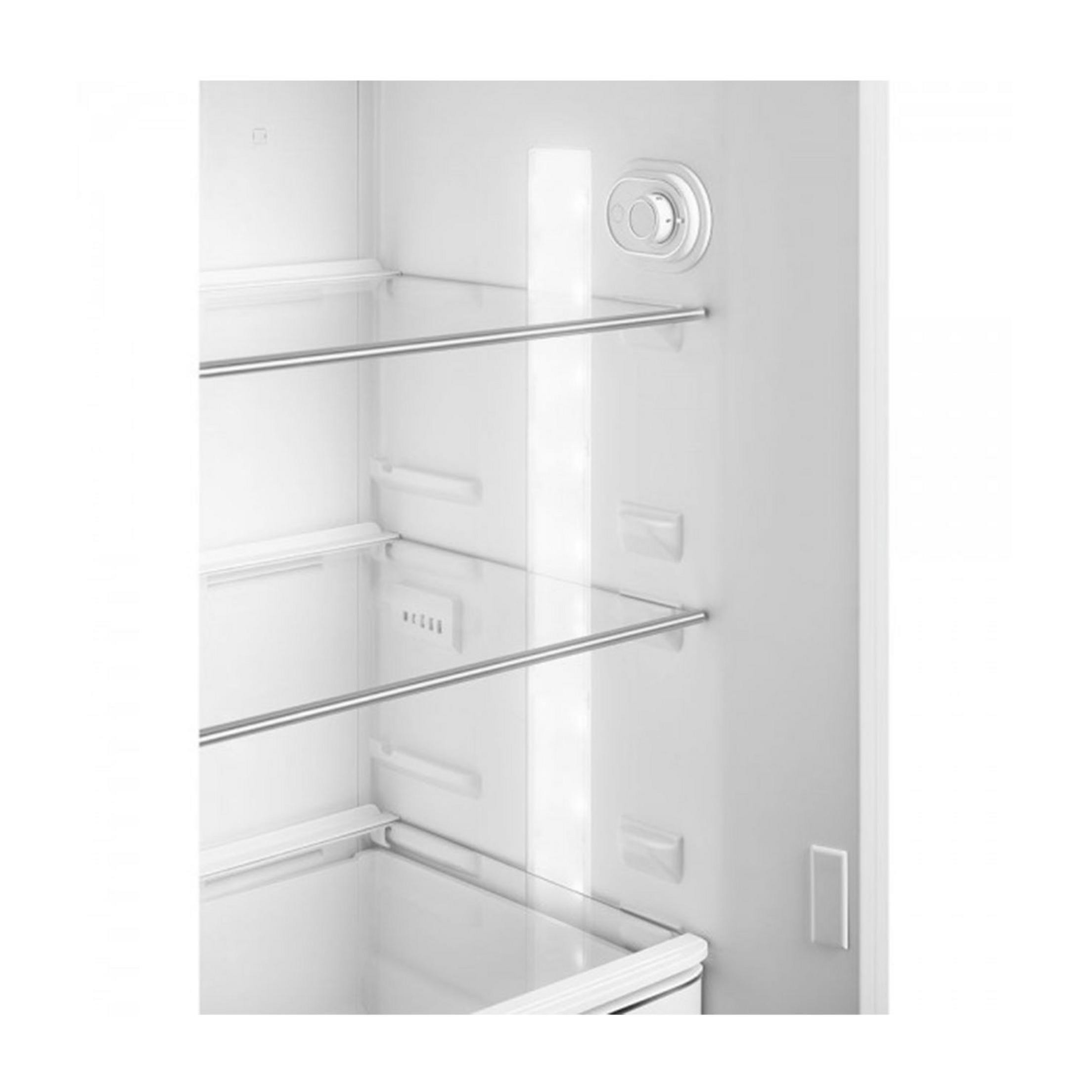 Interior de un refrigerador blanco con estantes de vidrio e iluminación LED.