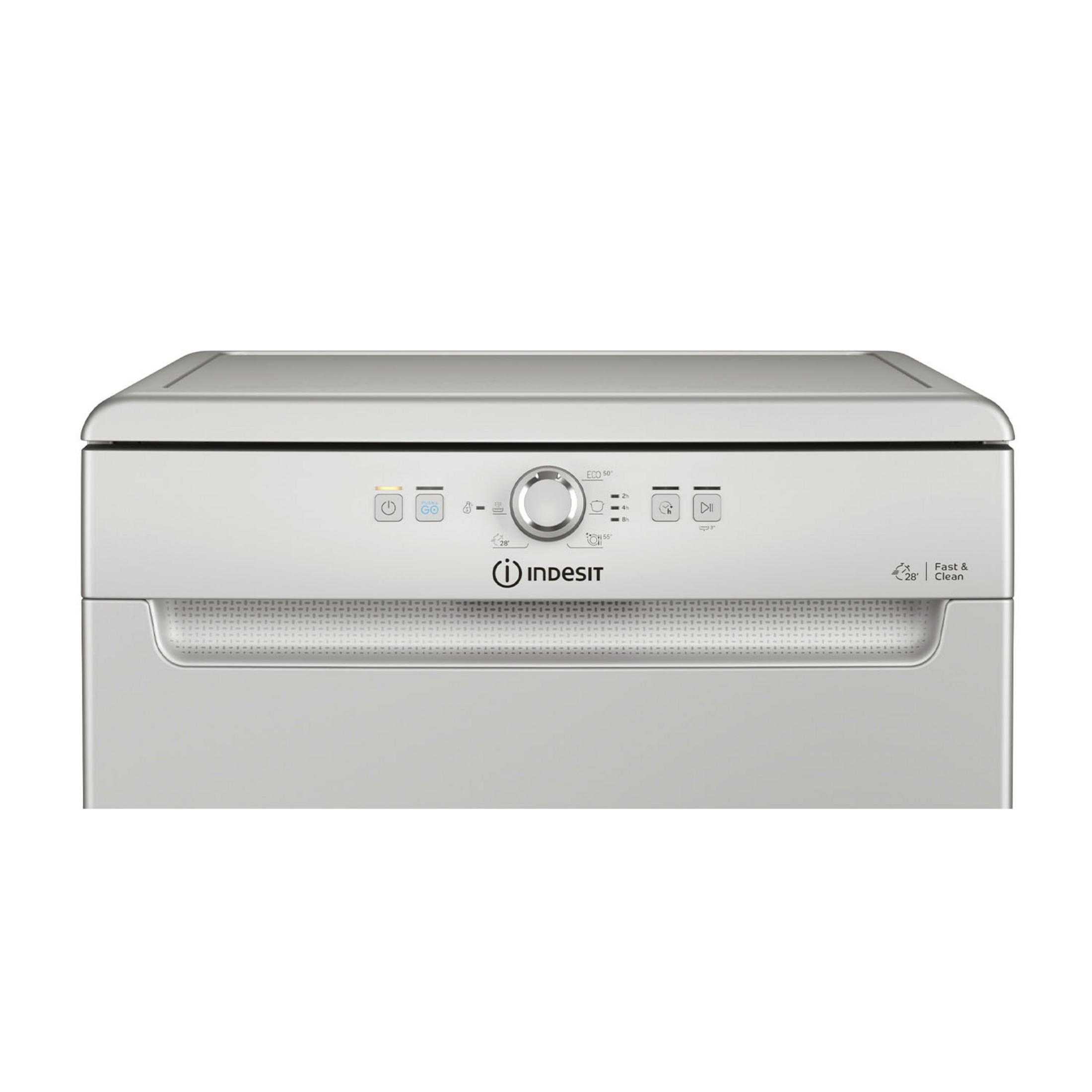 Lavastoviglie Indesit argento con pannello di controllo e pulsanti.