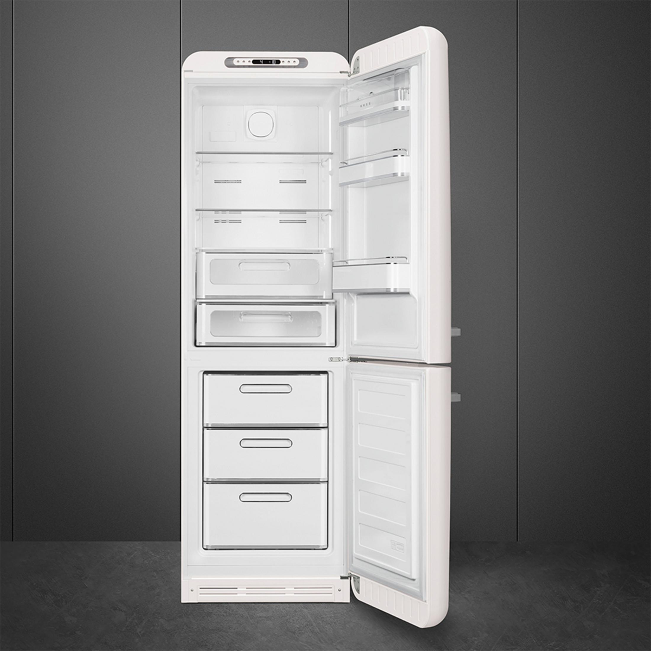 Un refrigerador blanco abierto con varios estantes y cajones.