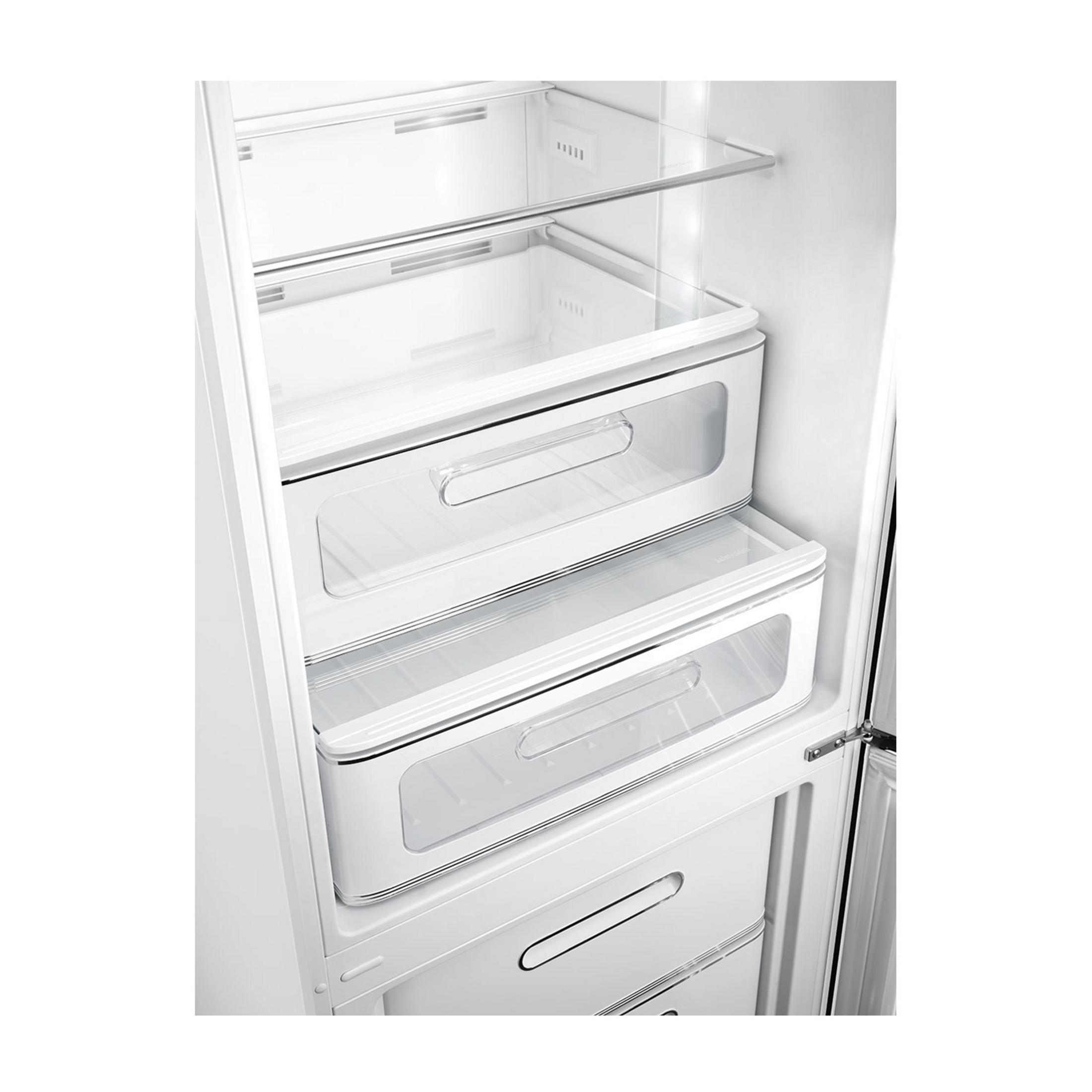 Vista interior de un refrigerador blanco vacío con estantes y cajones de vidrio.