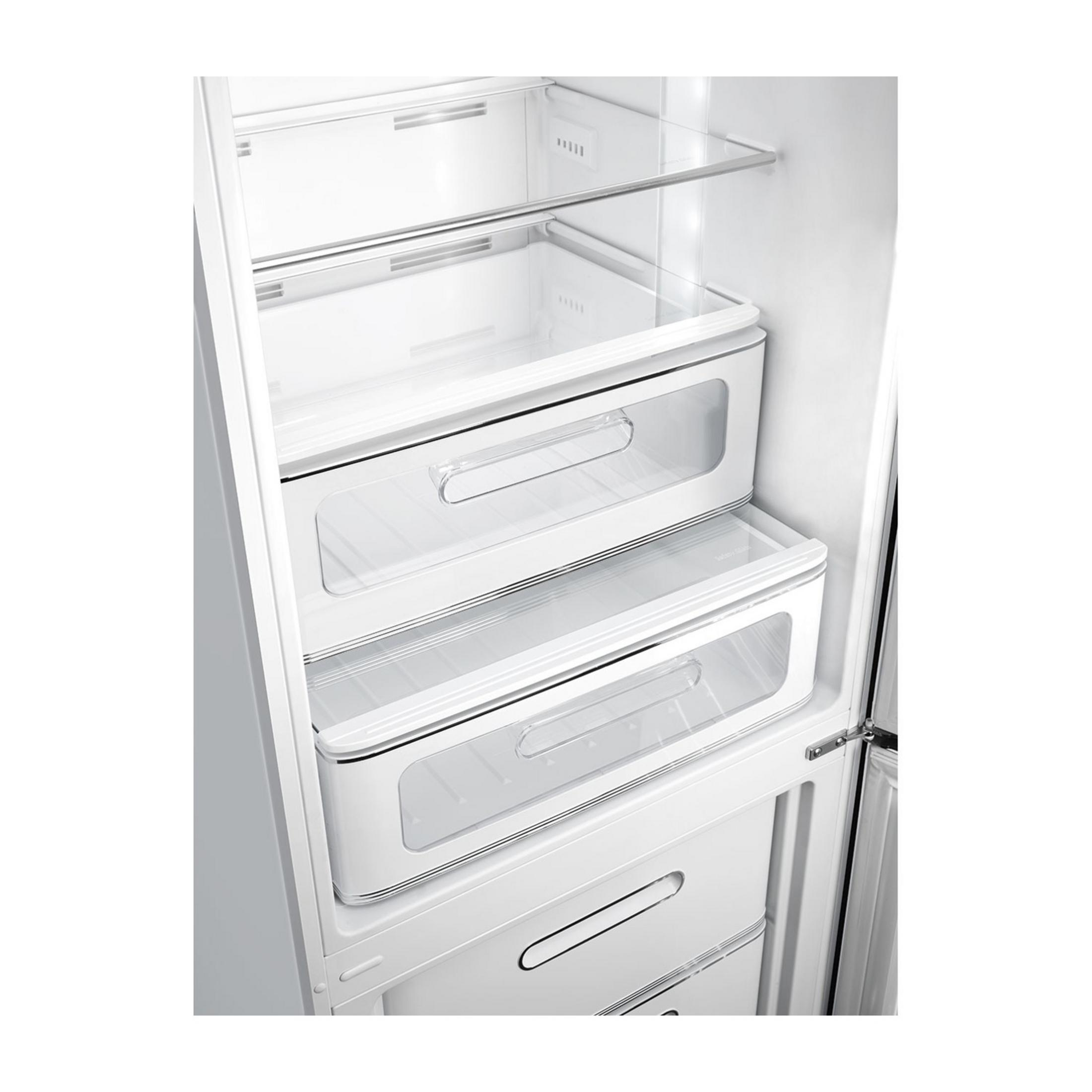 Vista interior de un refrigerador blanco con estantes y cajones de vidrio.