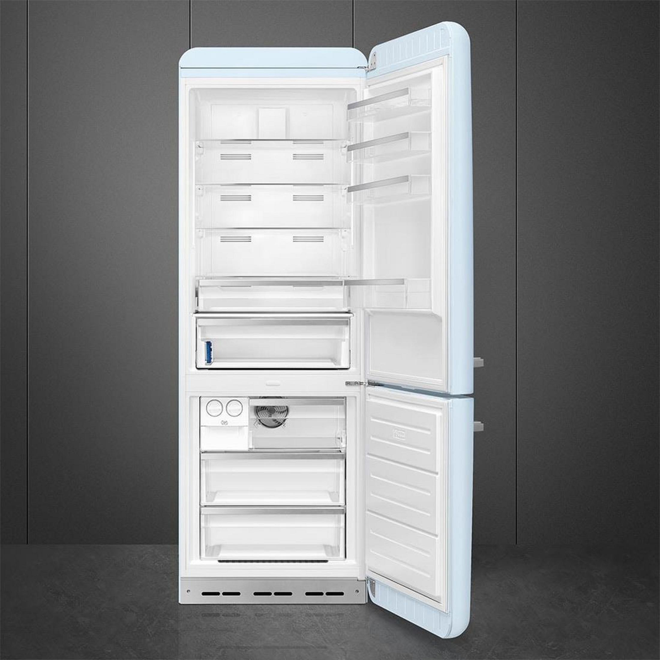 Un refrigerador azul claro con la puerta abierta está sobre un suelo oscuro.