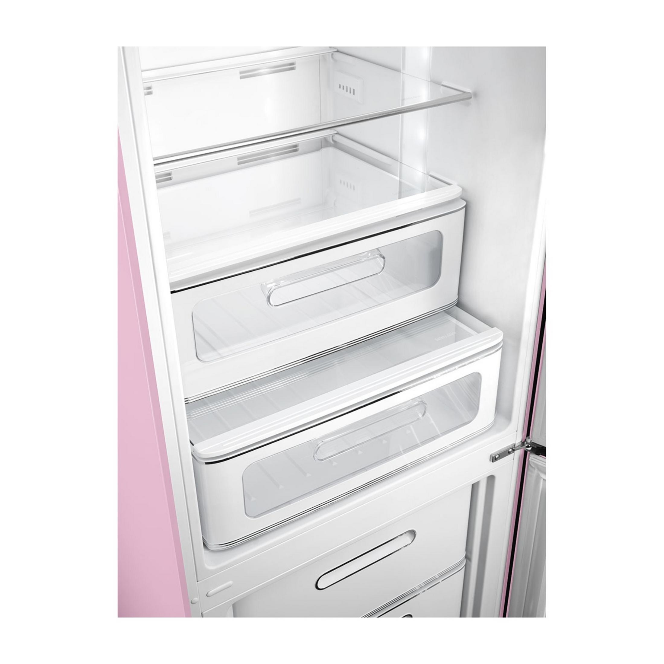 Interior de frigorífico rosa con cajones blancos y estantes de cristal.
