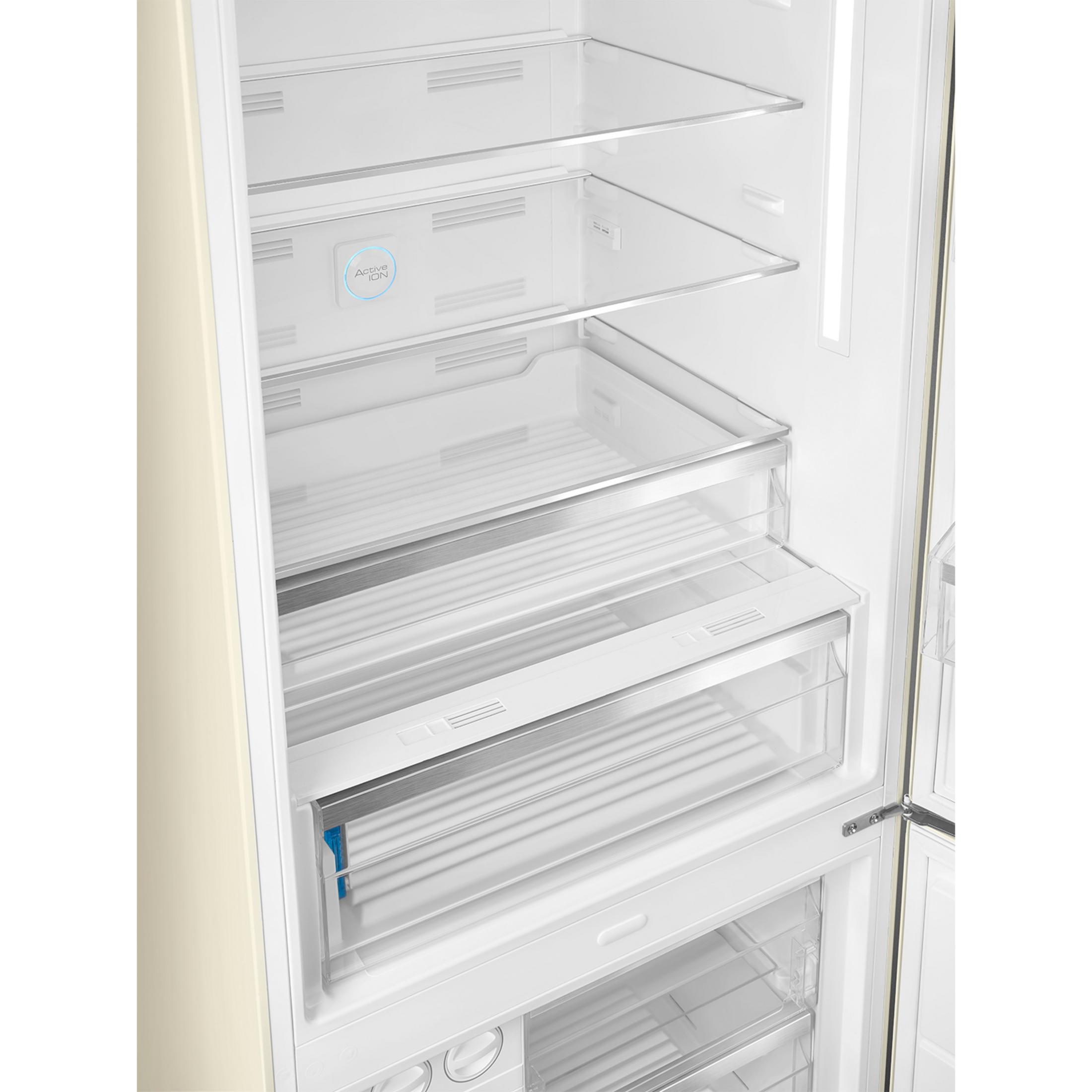 Vista interior de un refrigerador color crema con estantes de cristal y cajones.