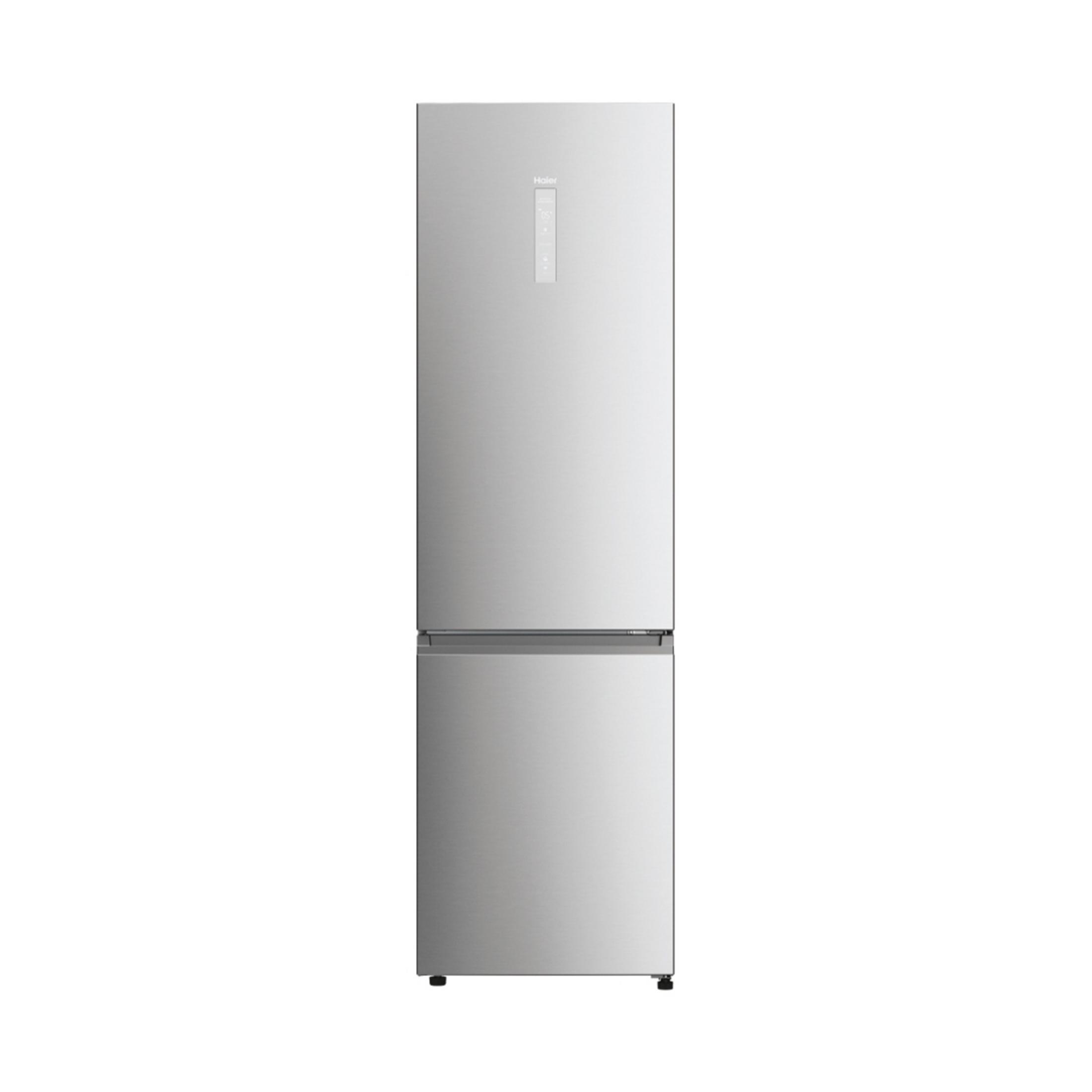 Un refrigerador plateado Haier de dos puertas sobre fondo blanco.