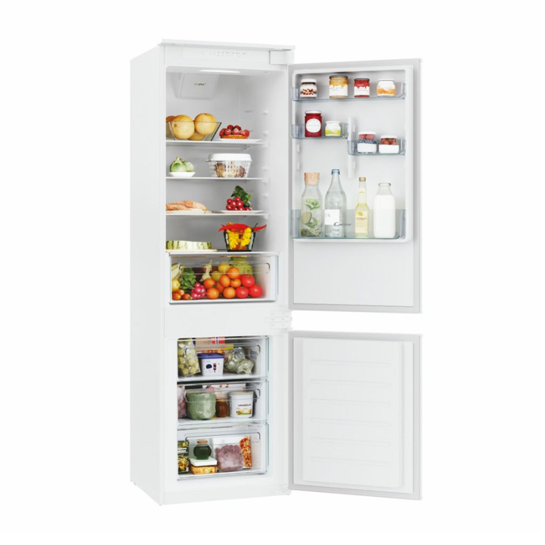 Biała lodówka z otwartymi drzwiami, wypełniona owocami, warzywami, napojami i żywnością.