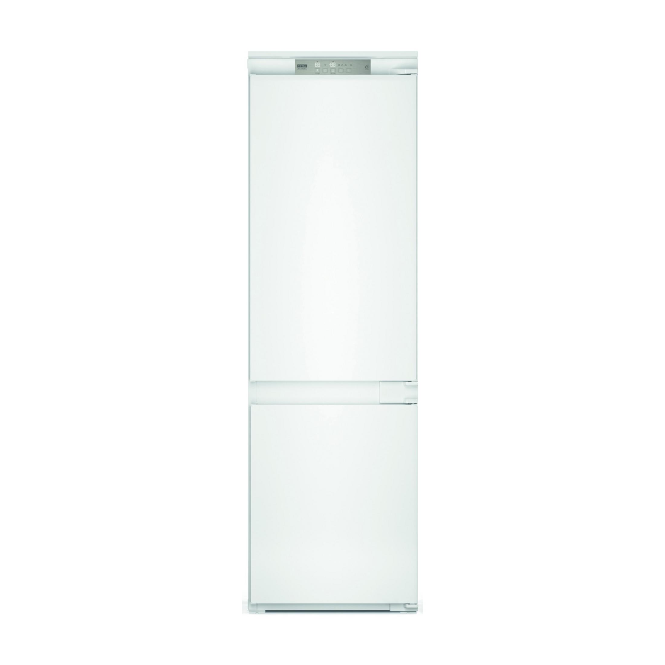 Un frigorifero bianco con scomparto superiore e inferiore, con controlli digitali in alto.