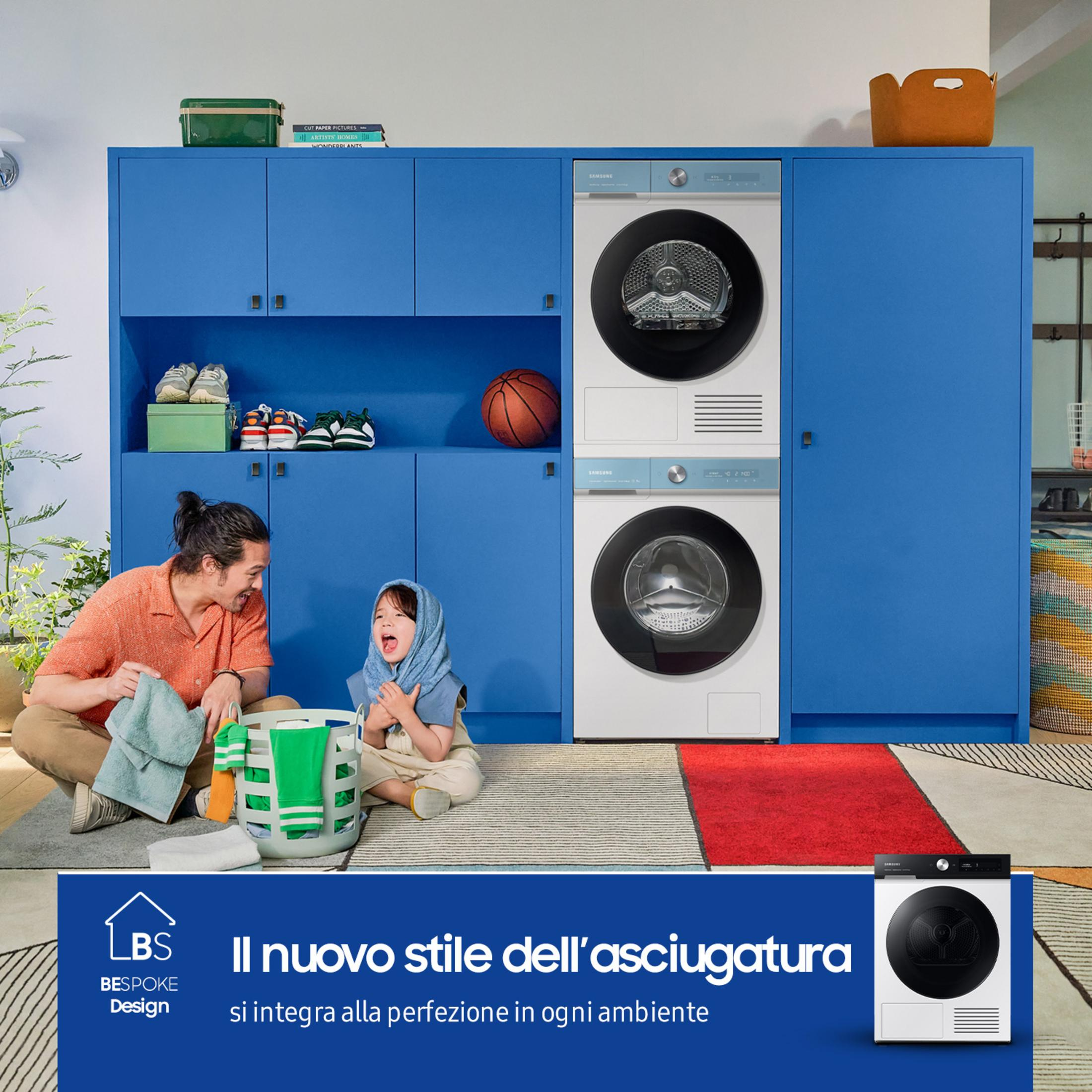 Uomo e bambino siedono davanti a un armadio blu con lavatrici. Panni puliti e cesto biancheria.