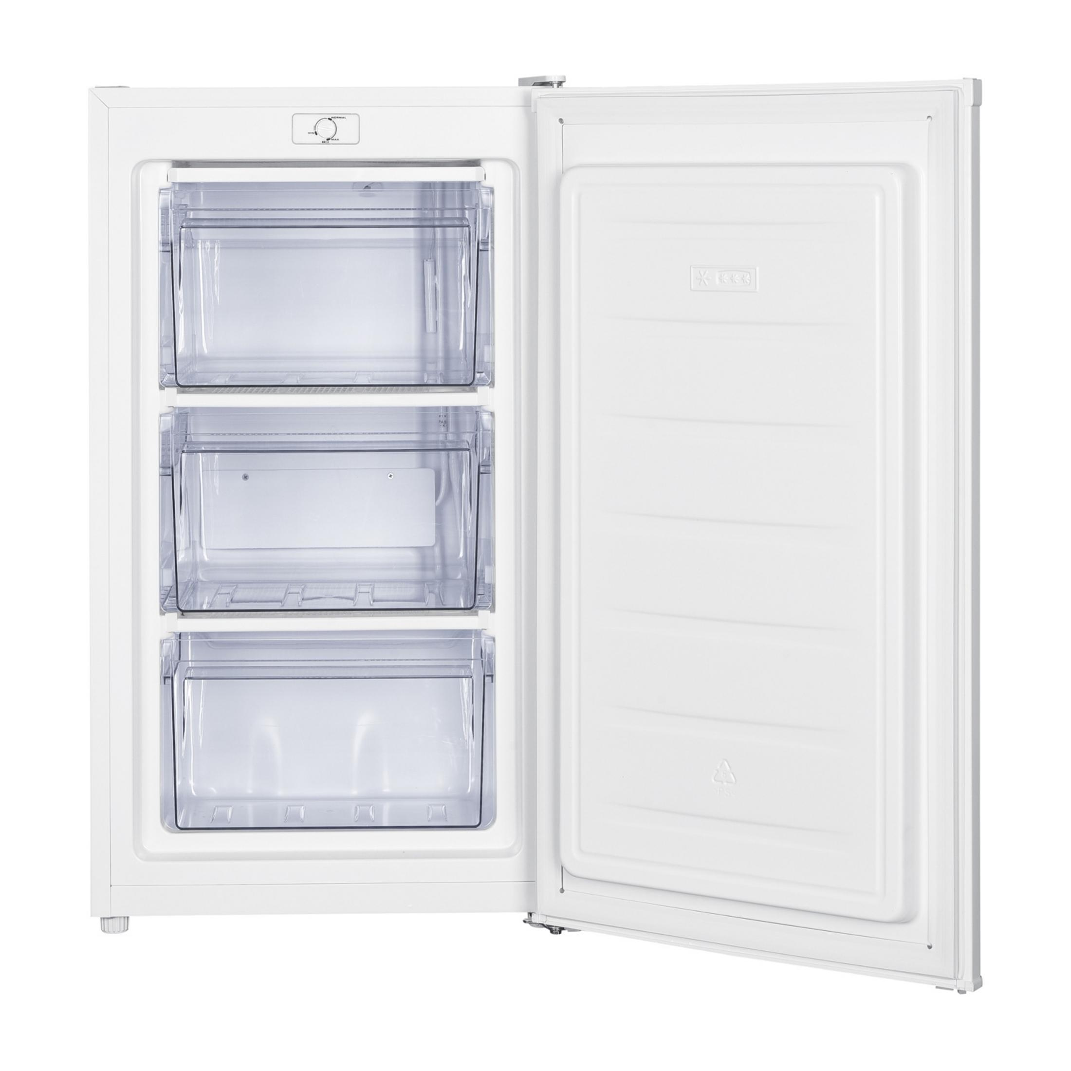 Un congelatore bianco con porta aperta, tre cassetti trasparenti visibili.