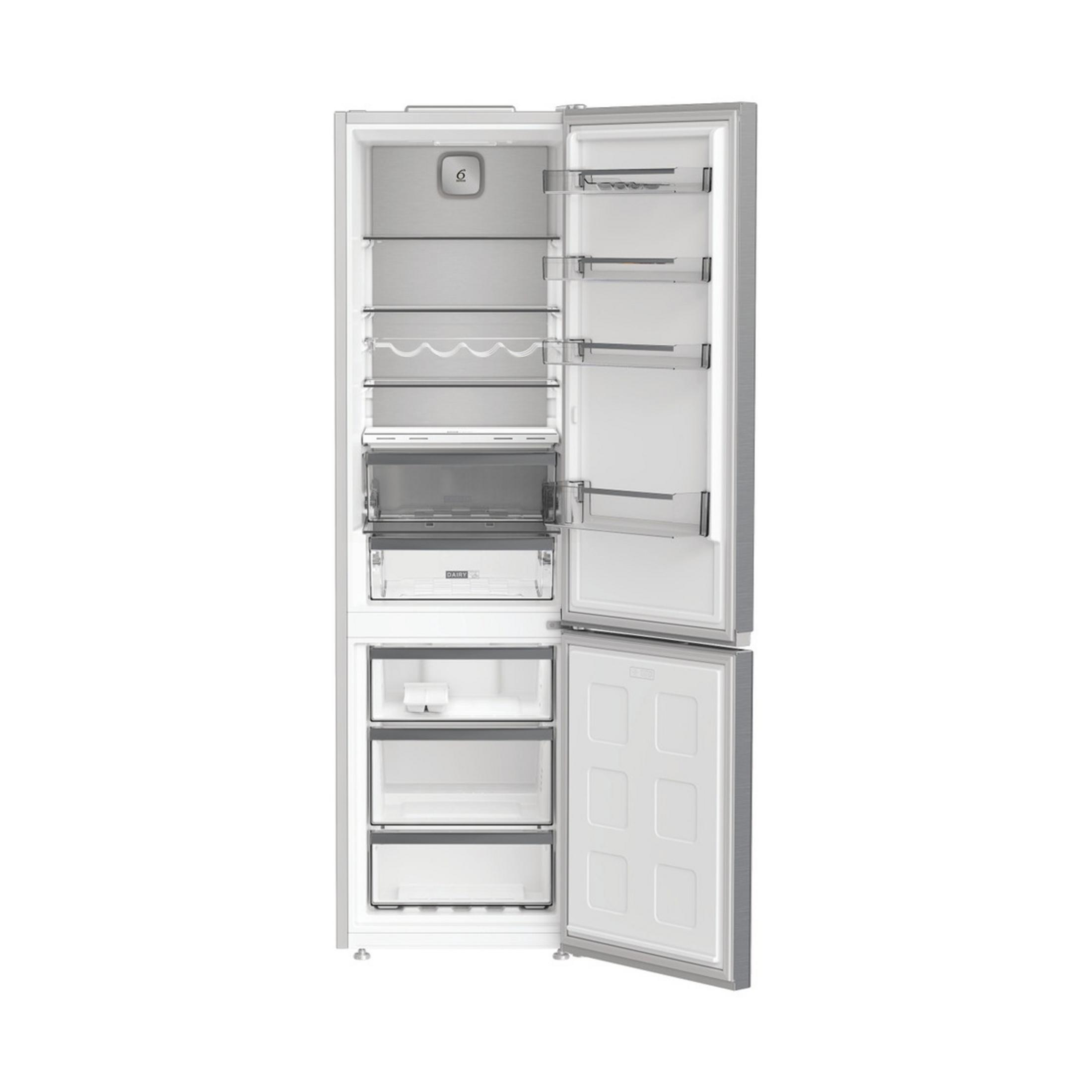 Ein offener Kühlschrank mit silbernen Regalen und Schubladen.