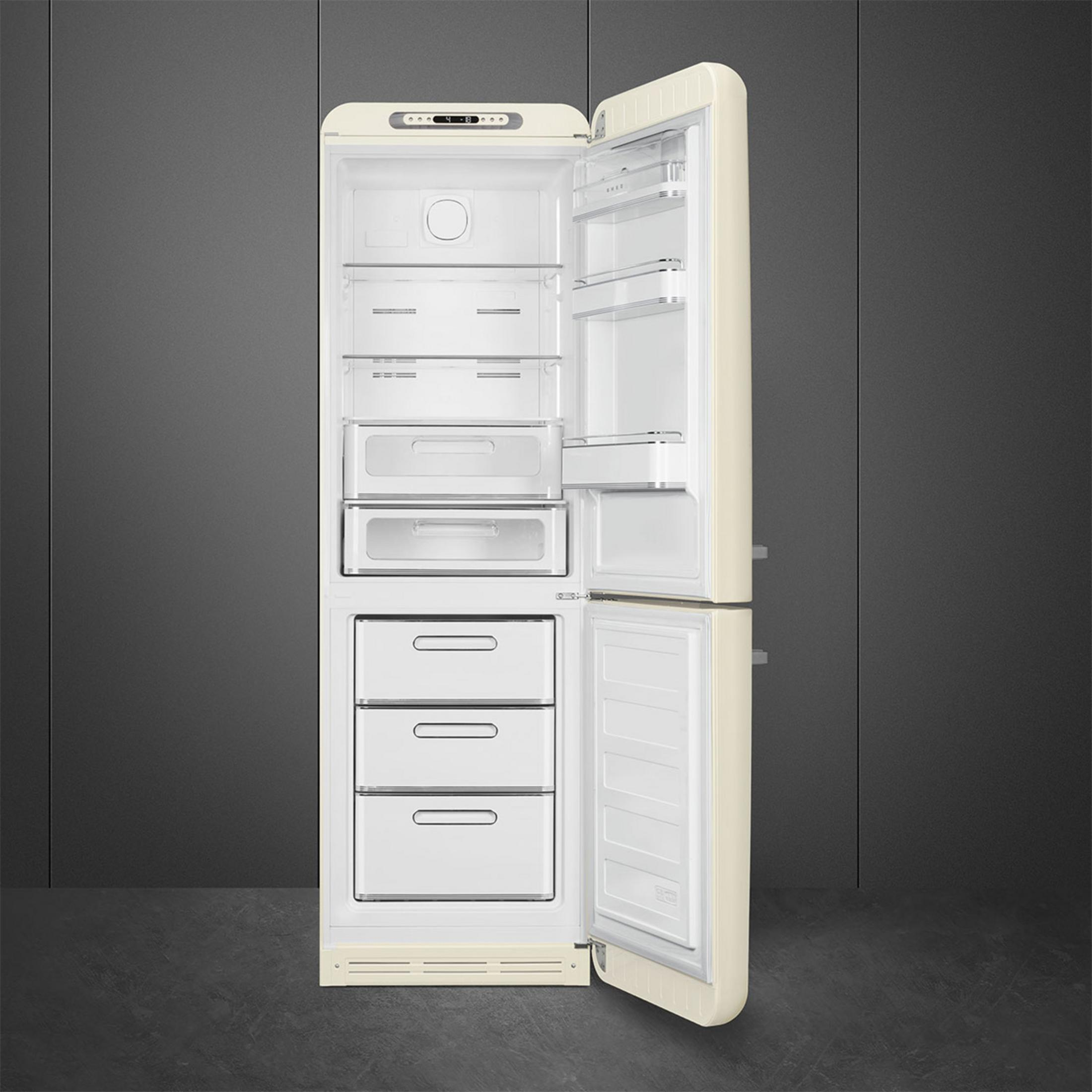 Un refrigerador abierto de color crema con múltiples estantes y cajones.