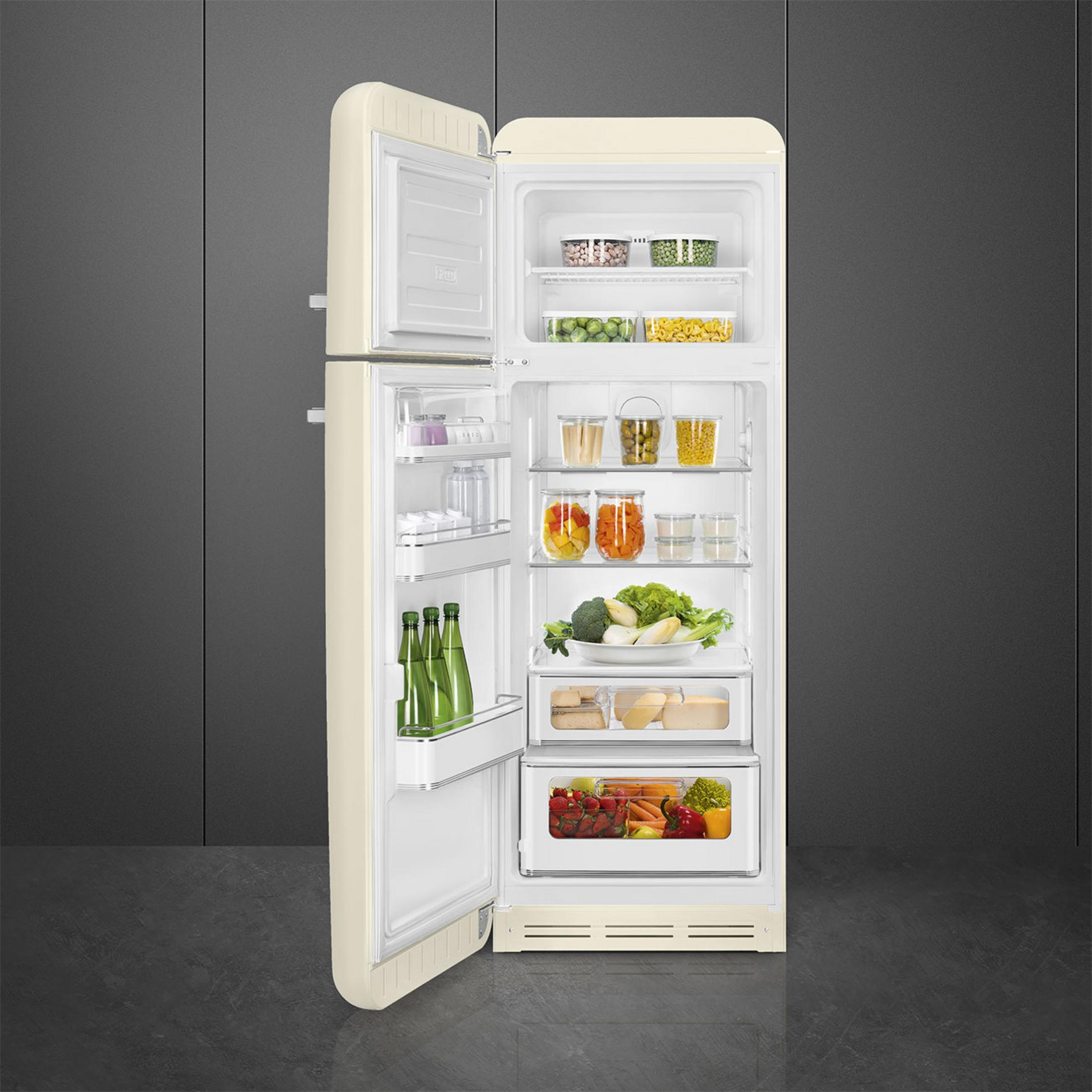 Un refrigerador abierto, color crema, con alimentos.