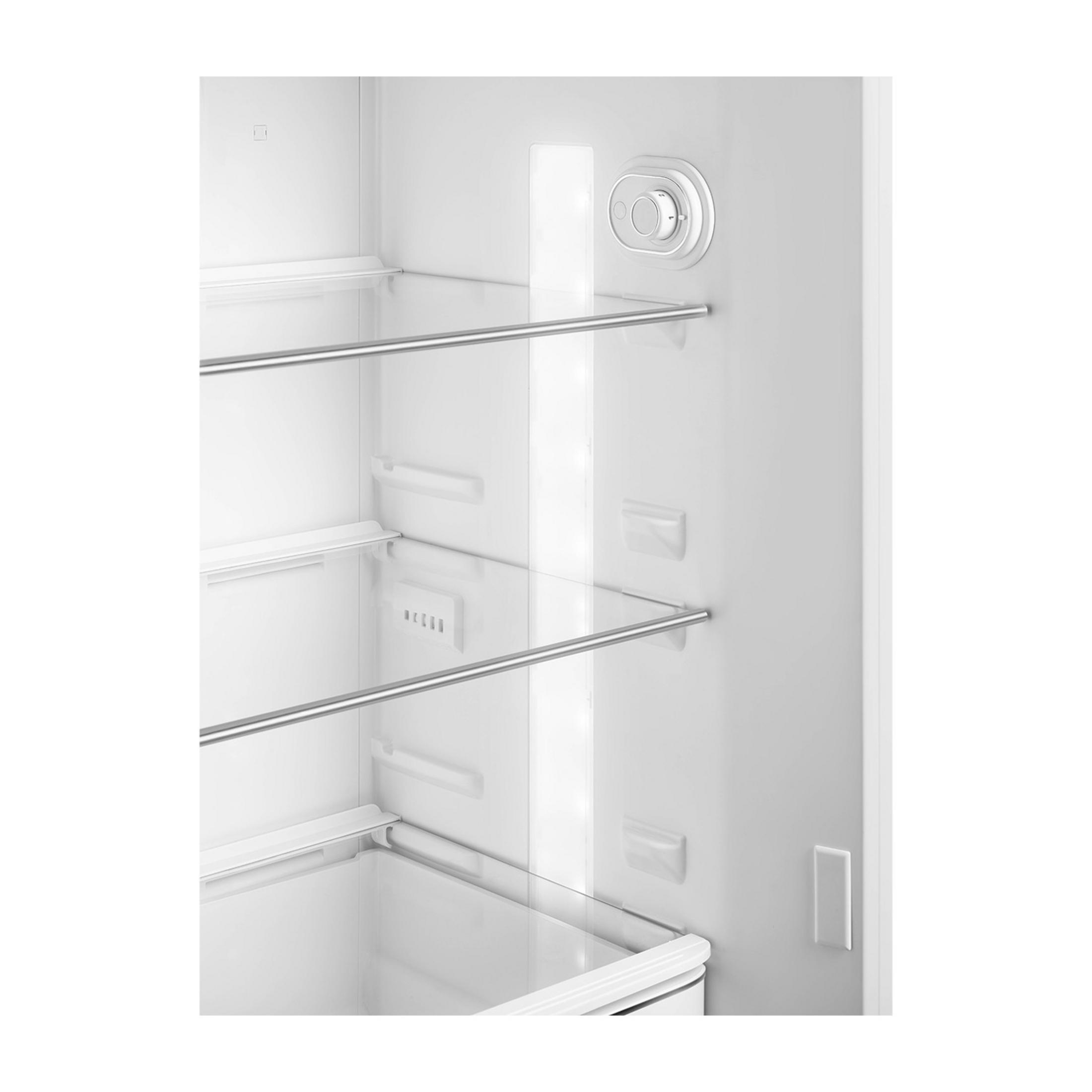 Vista interior de un refrigerador blanco vacío con estantes de vidrio e iluminación LED.