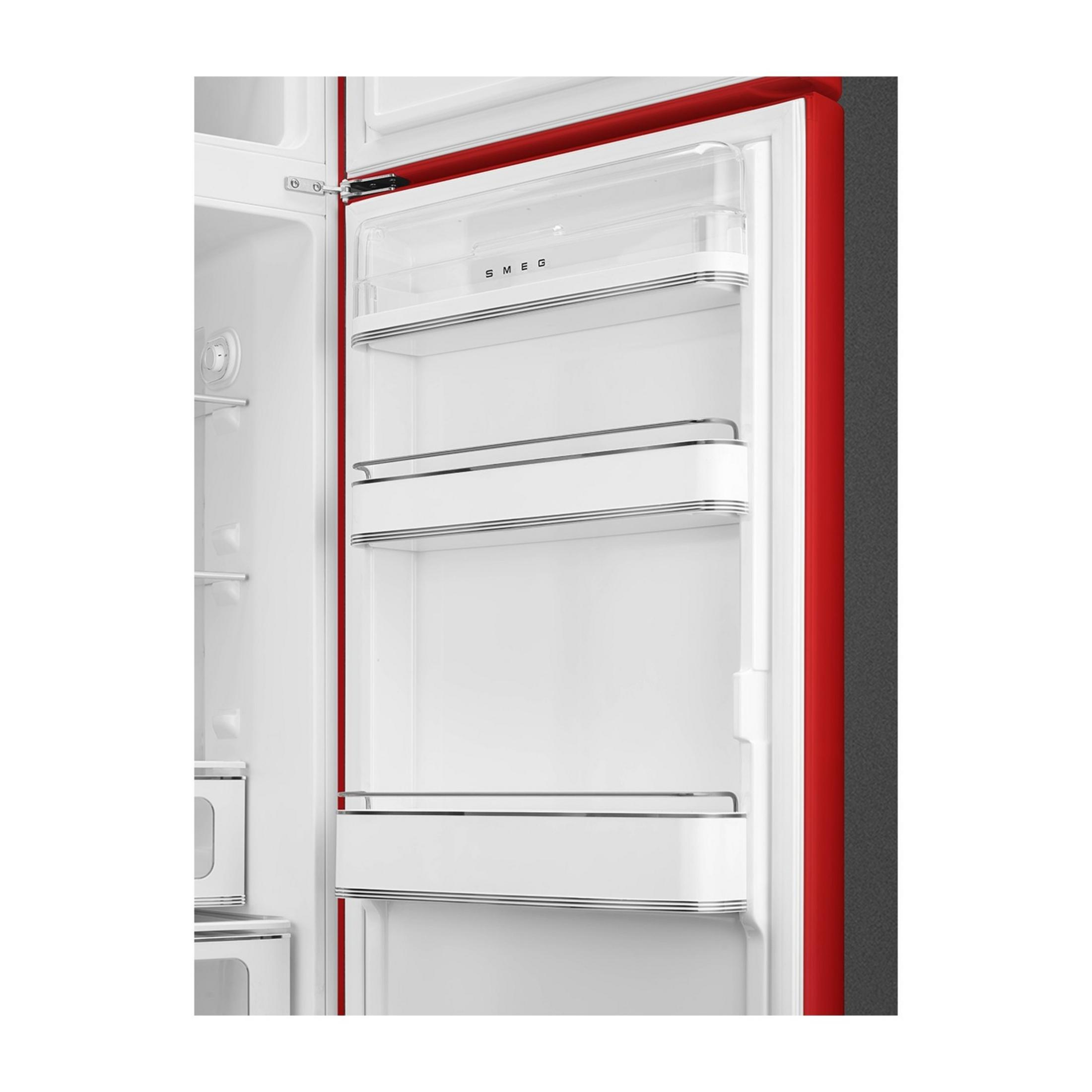 Interior de refrigerador rojo con estantes blancos y compartimentos transparentes.
