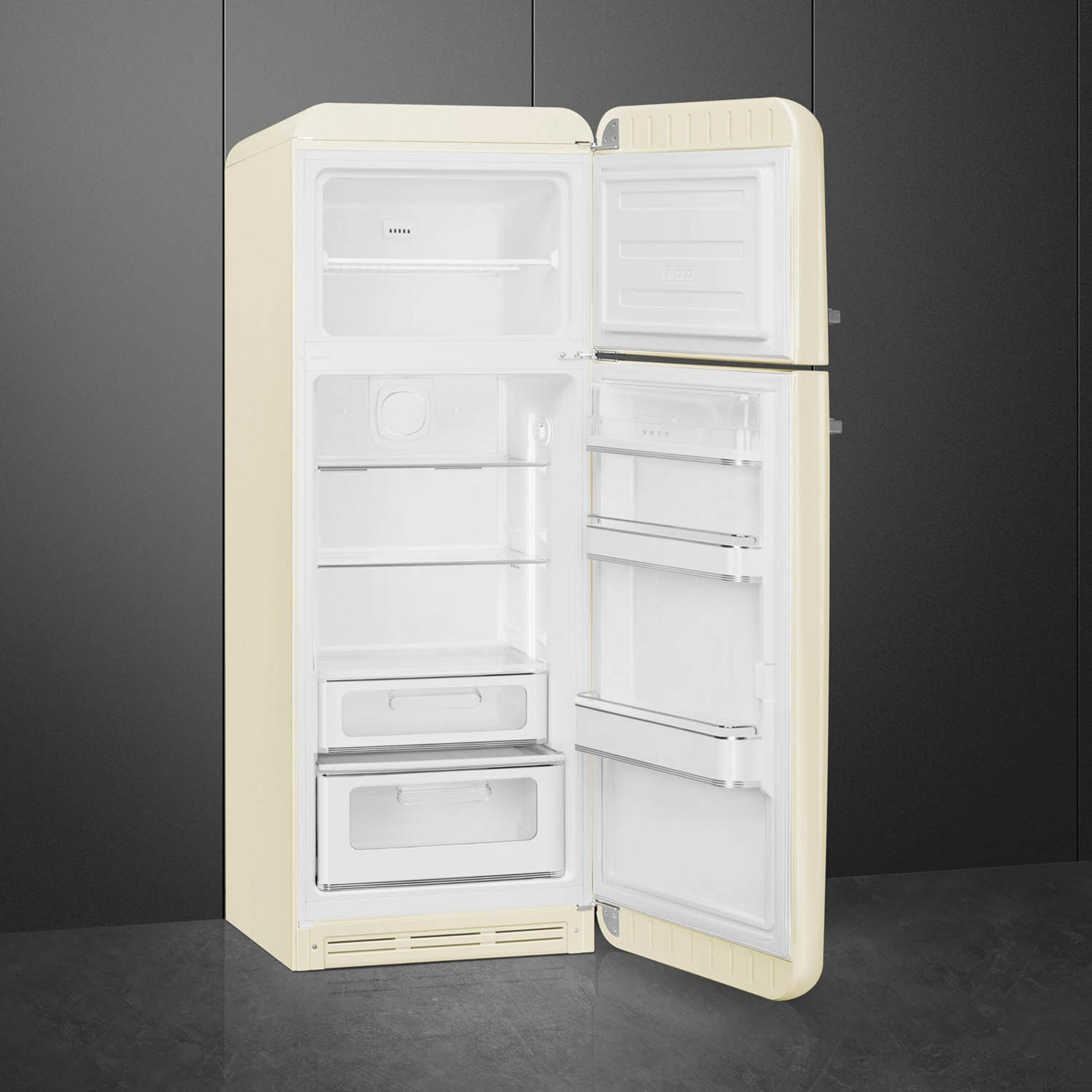 Ein cremefarbener Kühlschrank mit offen stehenden Türen vor einem dunklen Hintergrund.