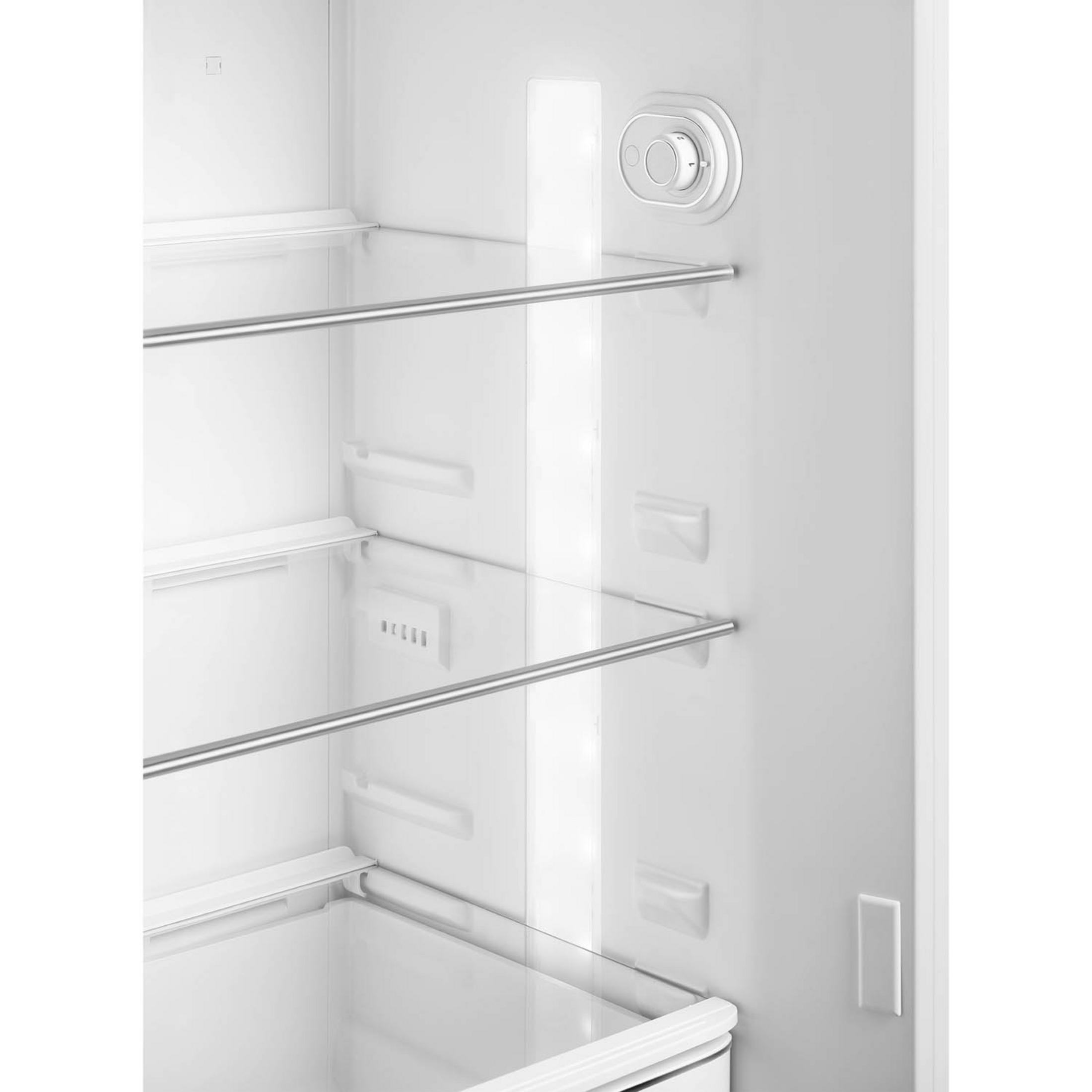 Innenansicht eines weißen Kühlschranks mit Glasböden und LED-Beleuchtung.